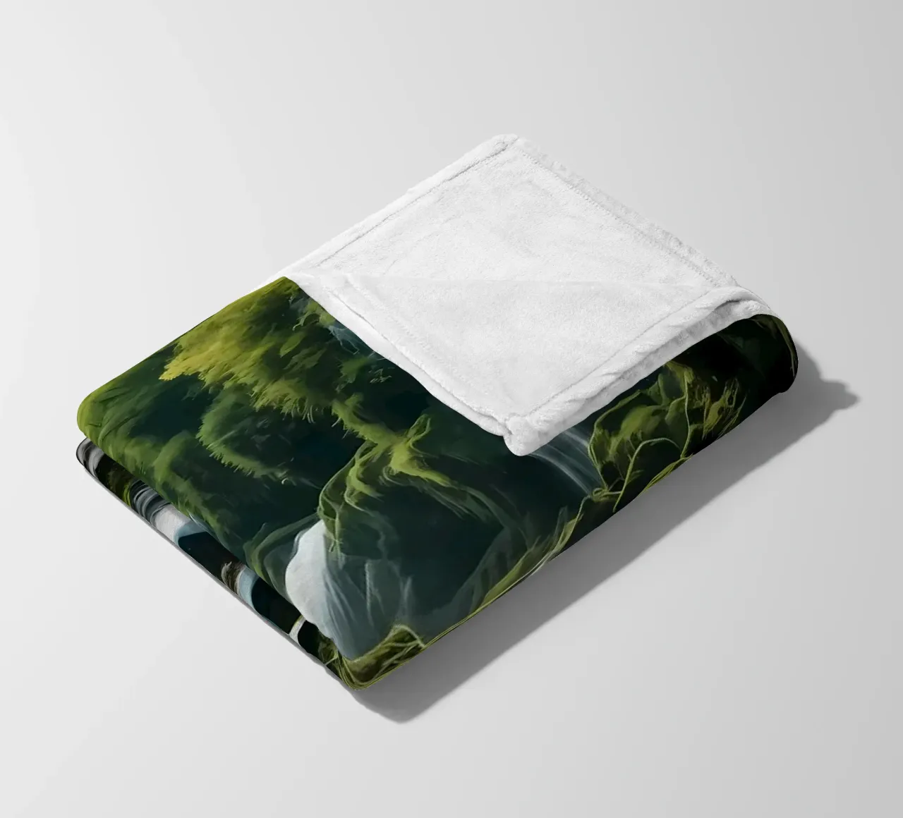 Cascata nella natura della foresta coperta in pile da Mikesell