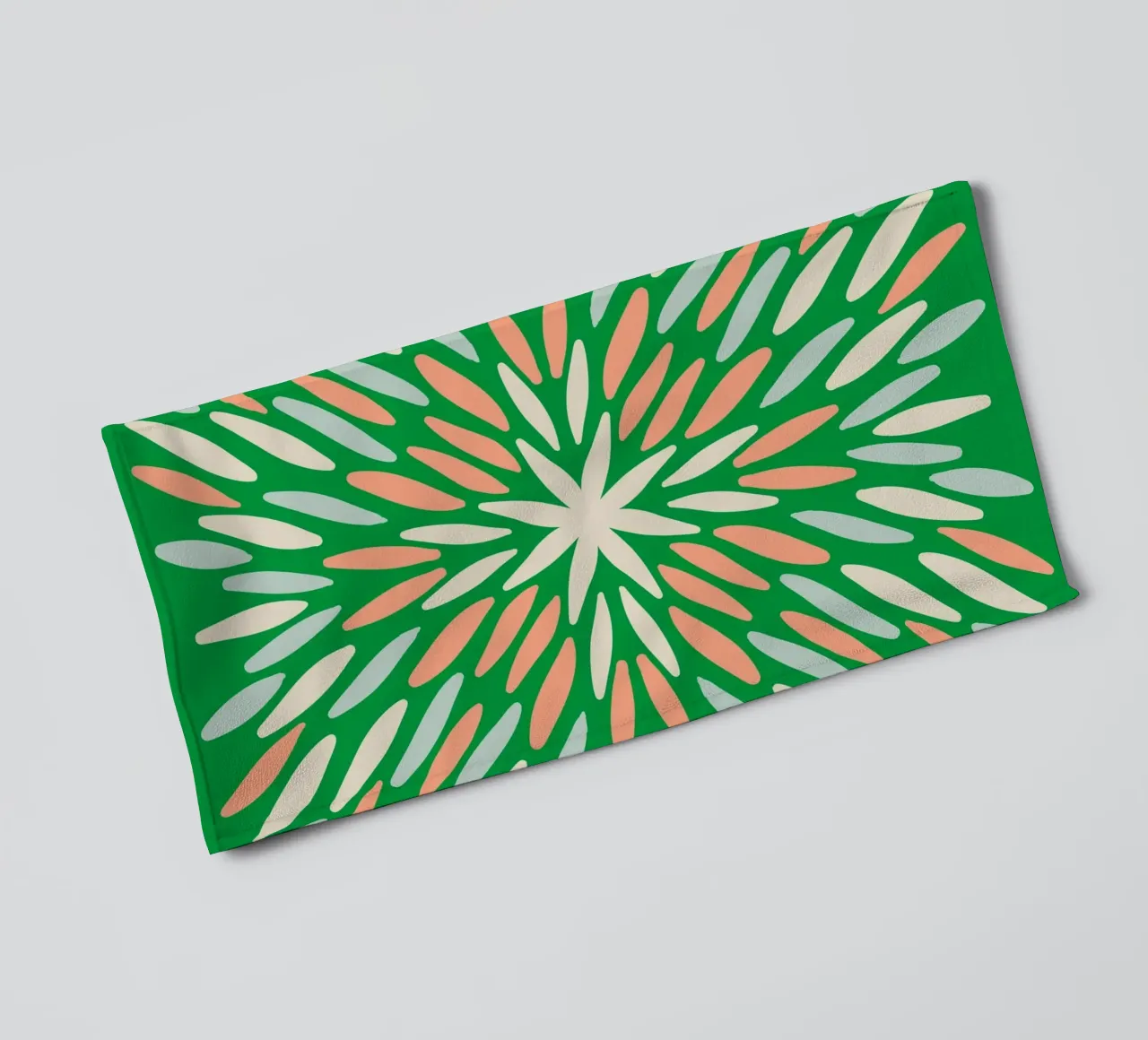 Scoppio di petali - verde, arancione, blu asciugamano da bagno da Wackapacka