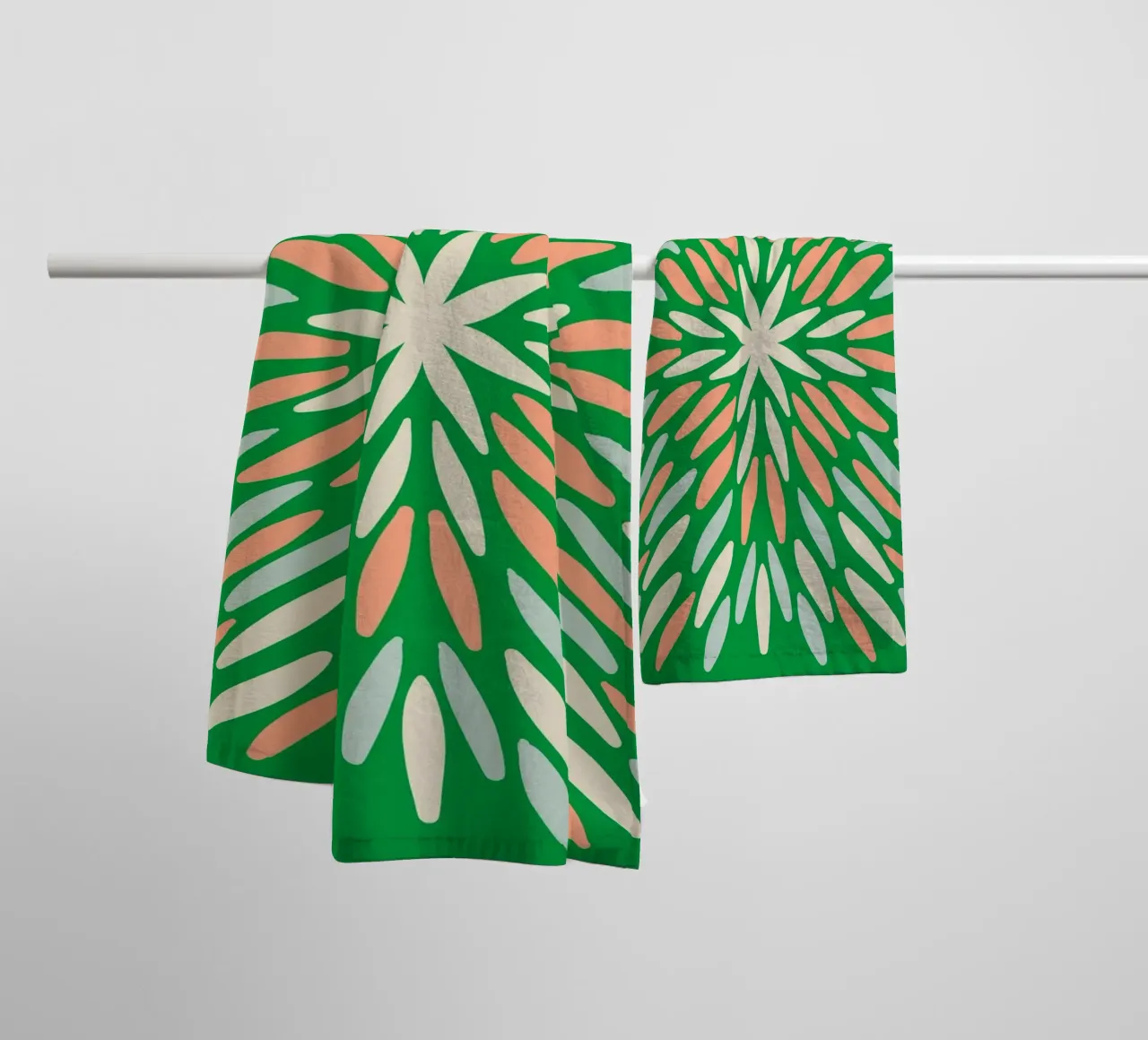 Scoppio di petali - verde, arancione, blu asciugamano da bagno da Wackapacka