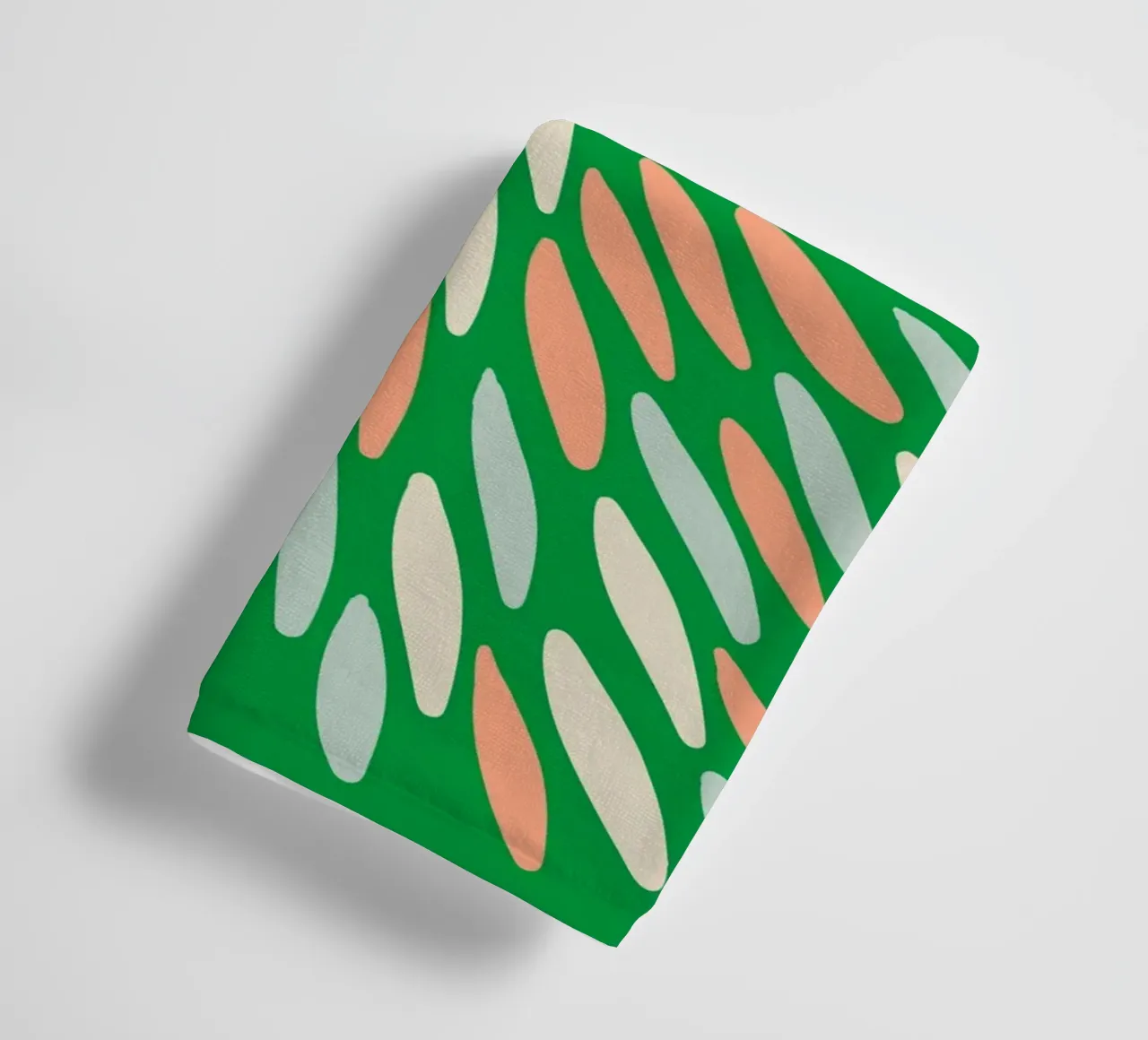 Scoppio di petali - verde, arancione, blu asciugamano da bagno da Wackapacka