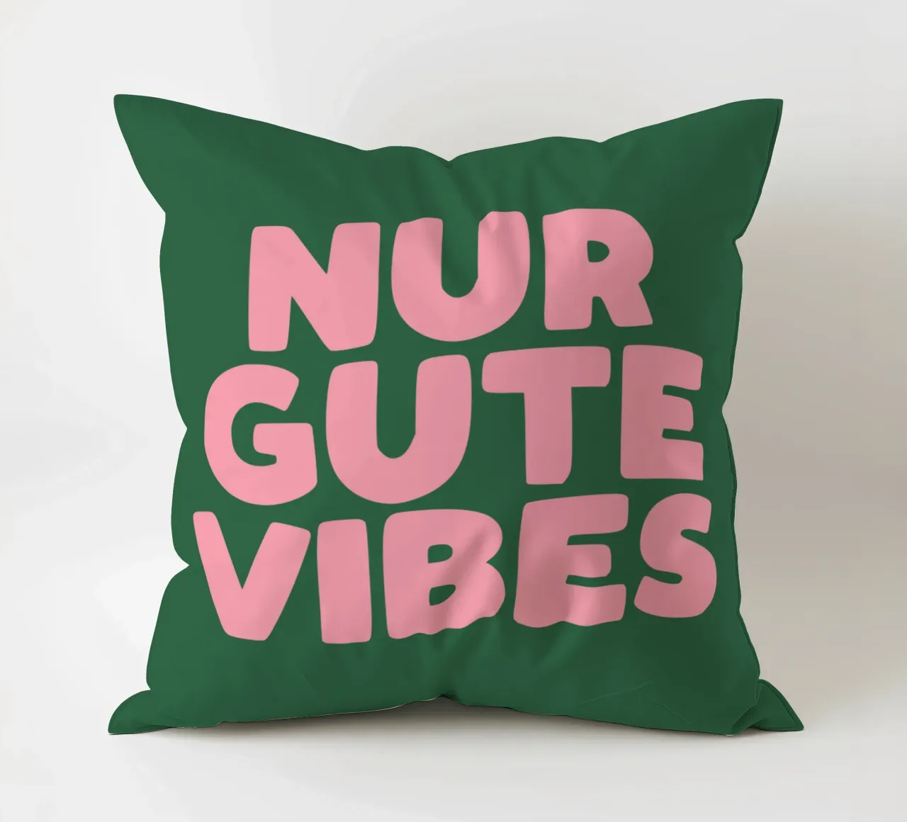 Only Good Vibes Vibrante Verde Rosa Design tipografico tedesco cuscino da THE MOTIVATED TYPE
