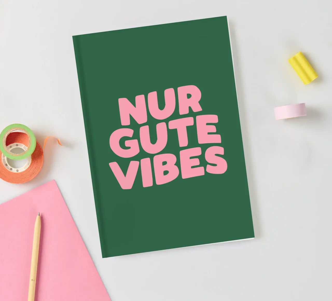 Only Good Vibes Vibrante Verde Rosa Design tipografico tedesco diario da THE MOTIVATED TYPE