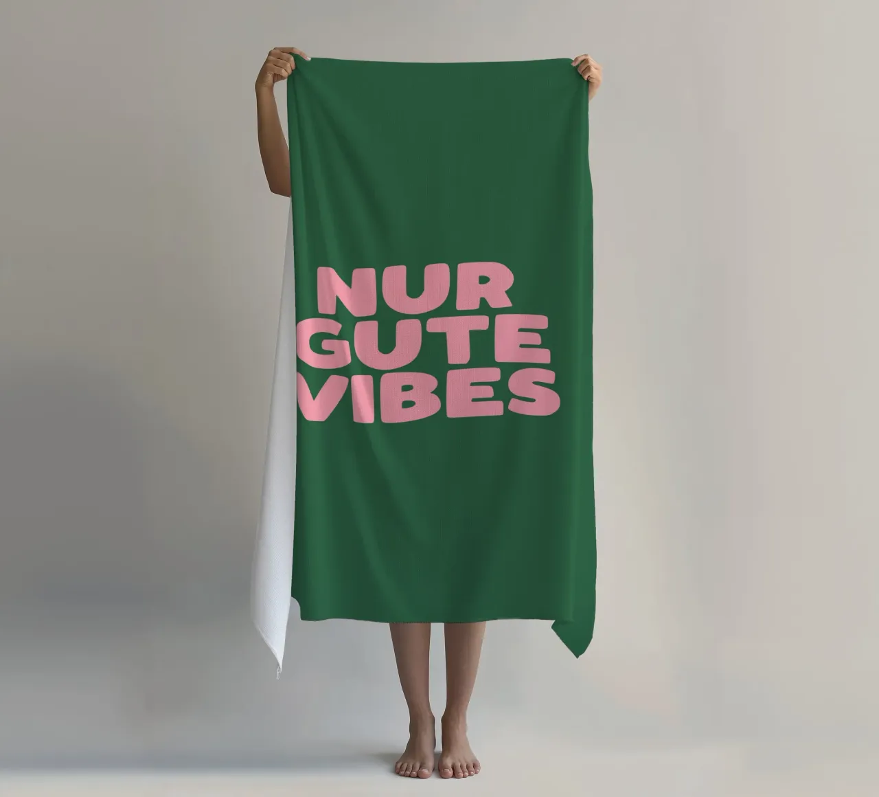Only Good Vibes Vibrante Verde Rosa Design tipografico tedesco telo mare da THE MOTIVATED TYPE