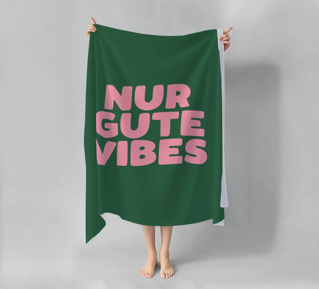 Only Good Vibes Vibrante Verde Rosa Design tipografico tedesco telo mare da THE MOTIVATED TYPE
