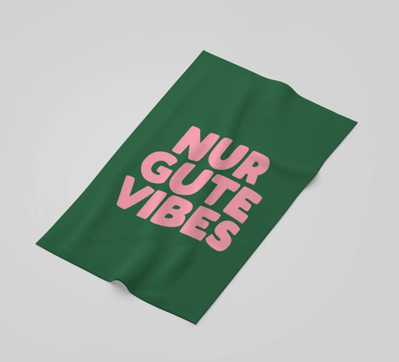 Only Good Vibes Vibrante Verde Rosa Design tipografico tedesco telo mare da THE MOTIVATED TYPE
