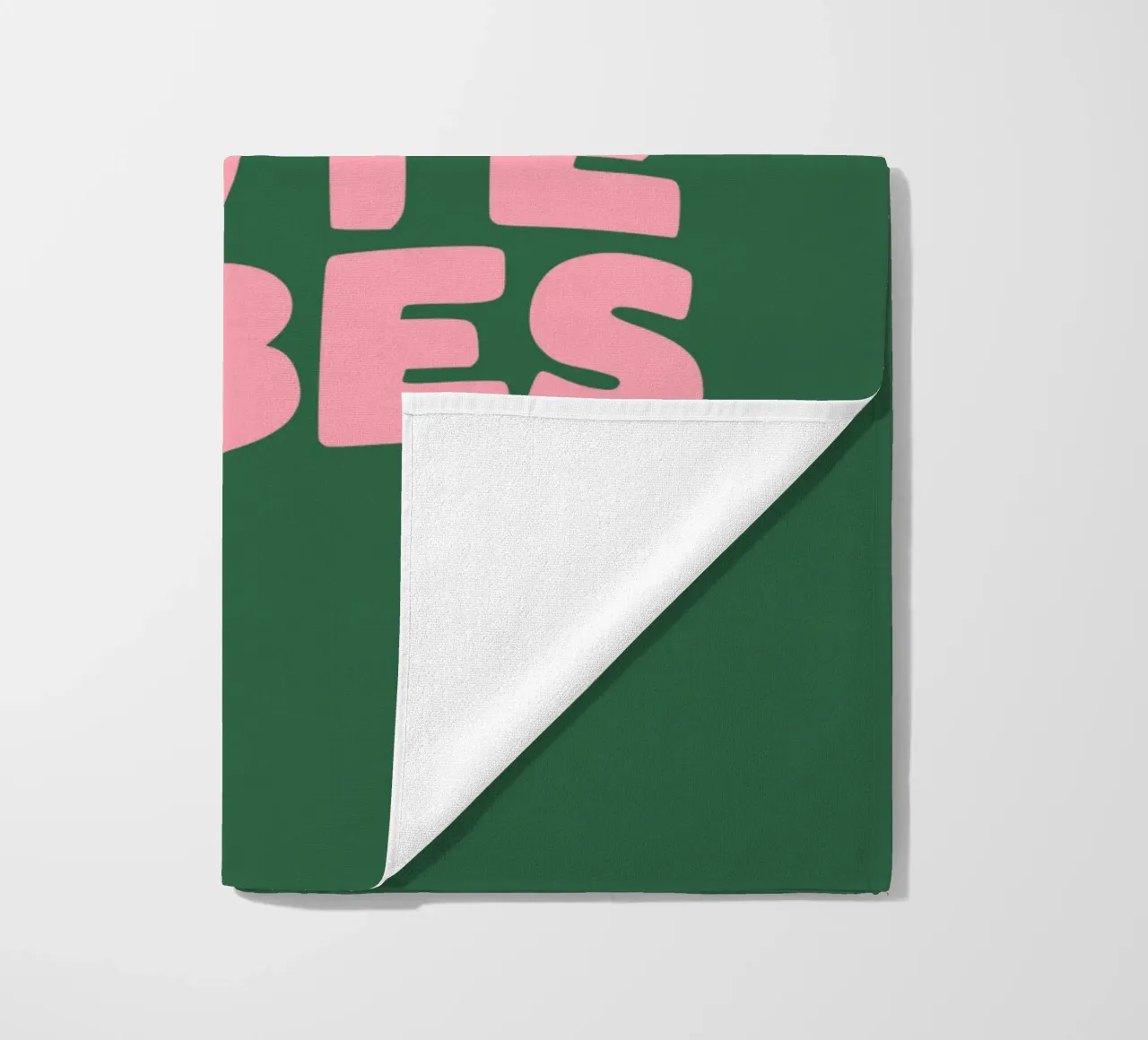 Only Good Vibes Vibrante Verde Rosa Design tipografico tedesco telo mare da THE MOTIVATED TYPE