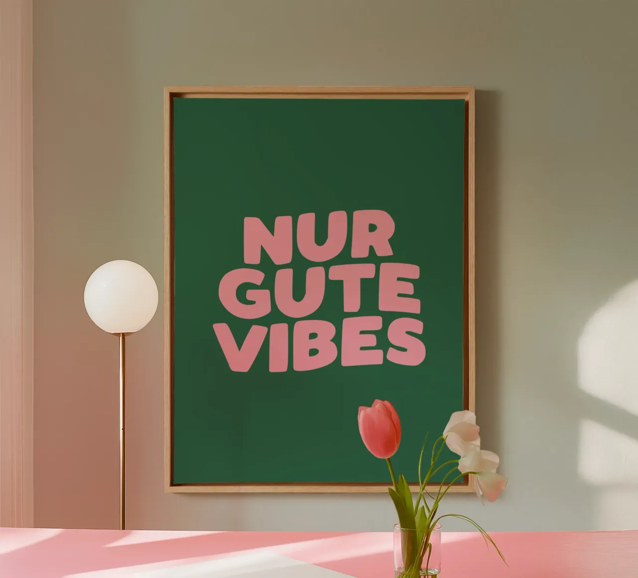 Only Good Vibes Vibrante Verde Rosa Design tipografico tedesco tela con Cornice a cassetta da THE MOTIVATED TYPE