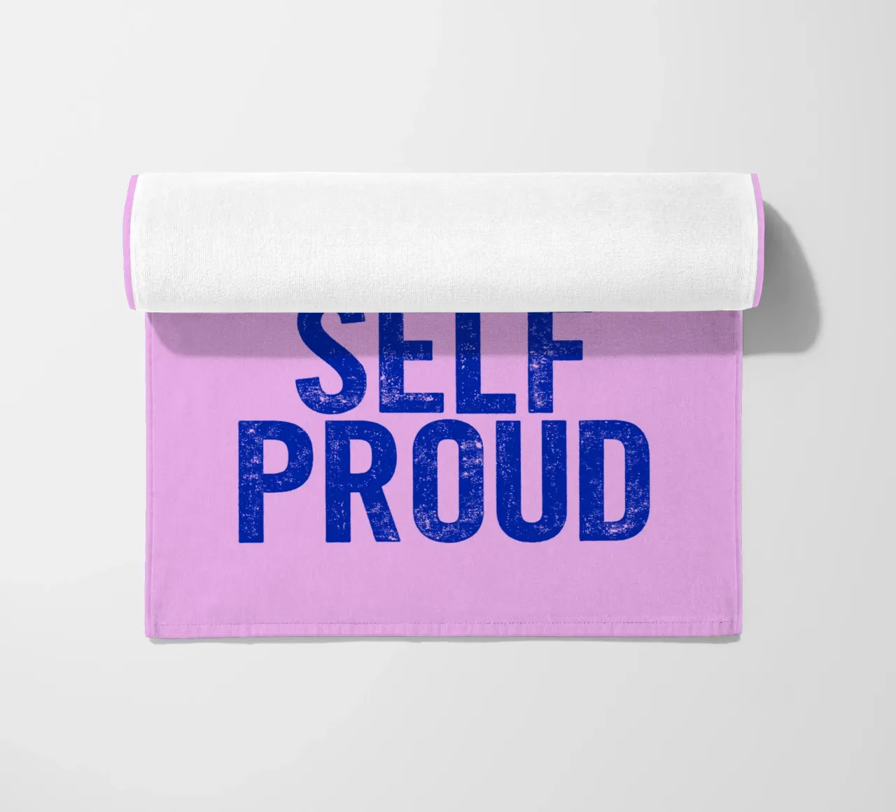 Make Yourself Prouding Design tipografico rosa navy telo mare da THE MOTIVATED TYPE