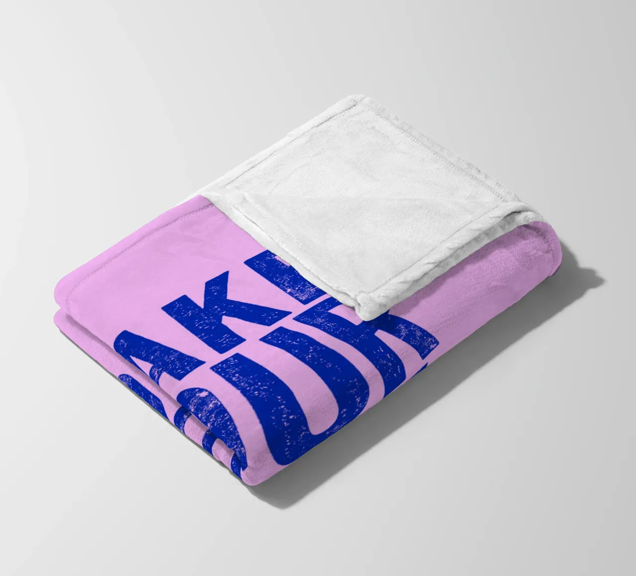 Make Yourself Prouding Design tipografico rosa navy coperta in pile da THE MOTIVATED TYPE