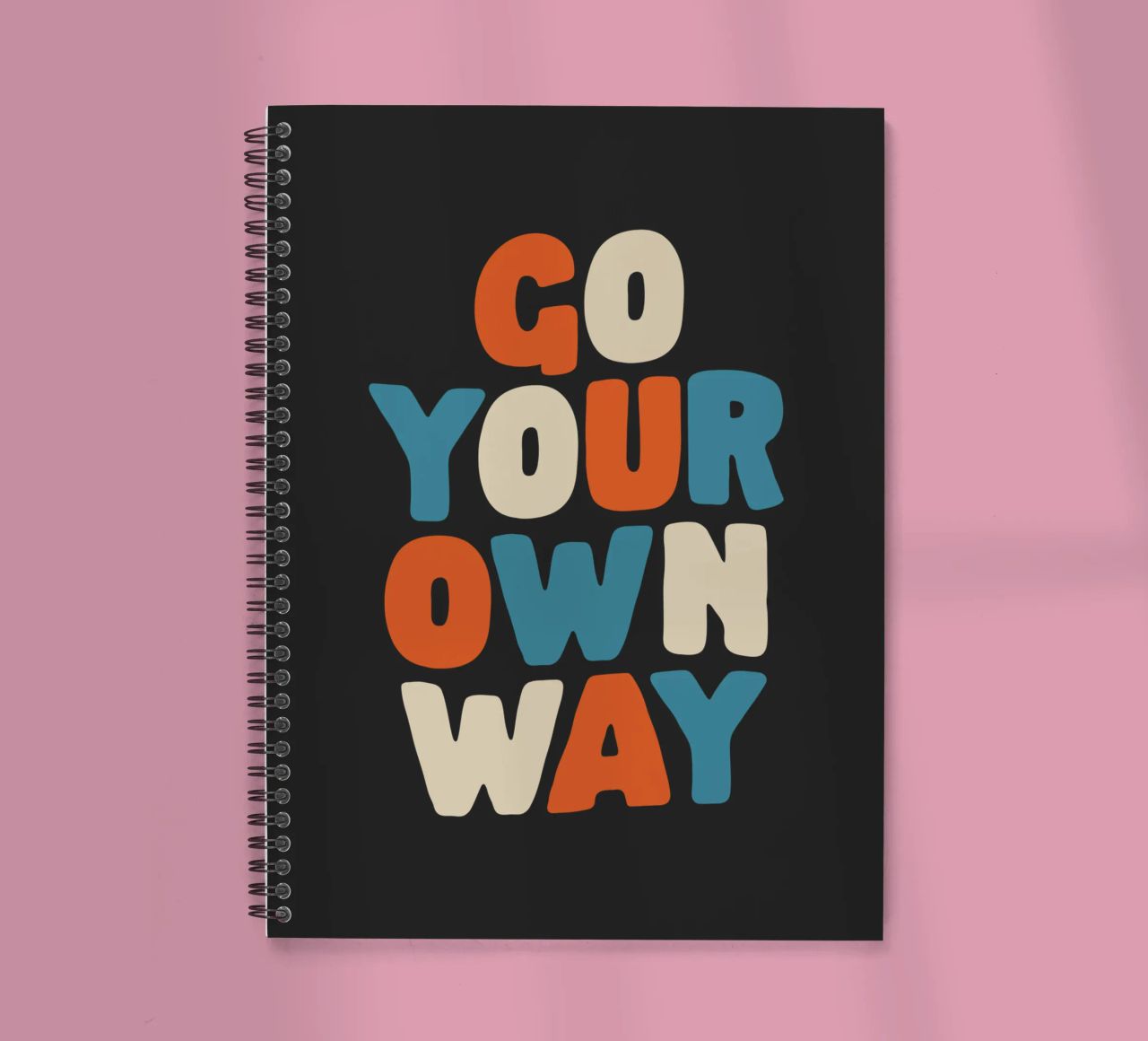 Stampa tipografica in grassetto "Go Your Own Way" Vibrante e colorato diario ad anelli da THE MOTIVATED TYPE