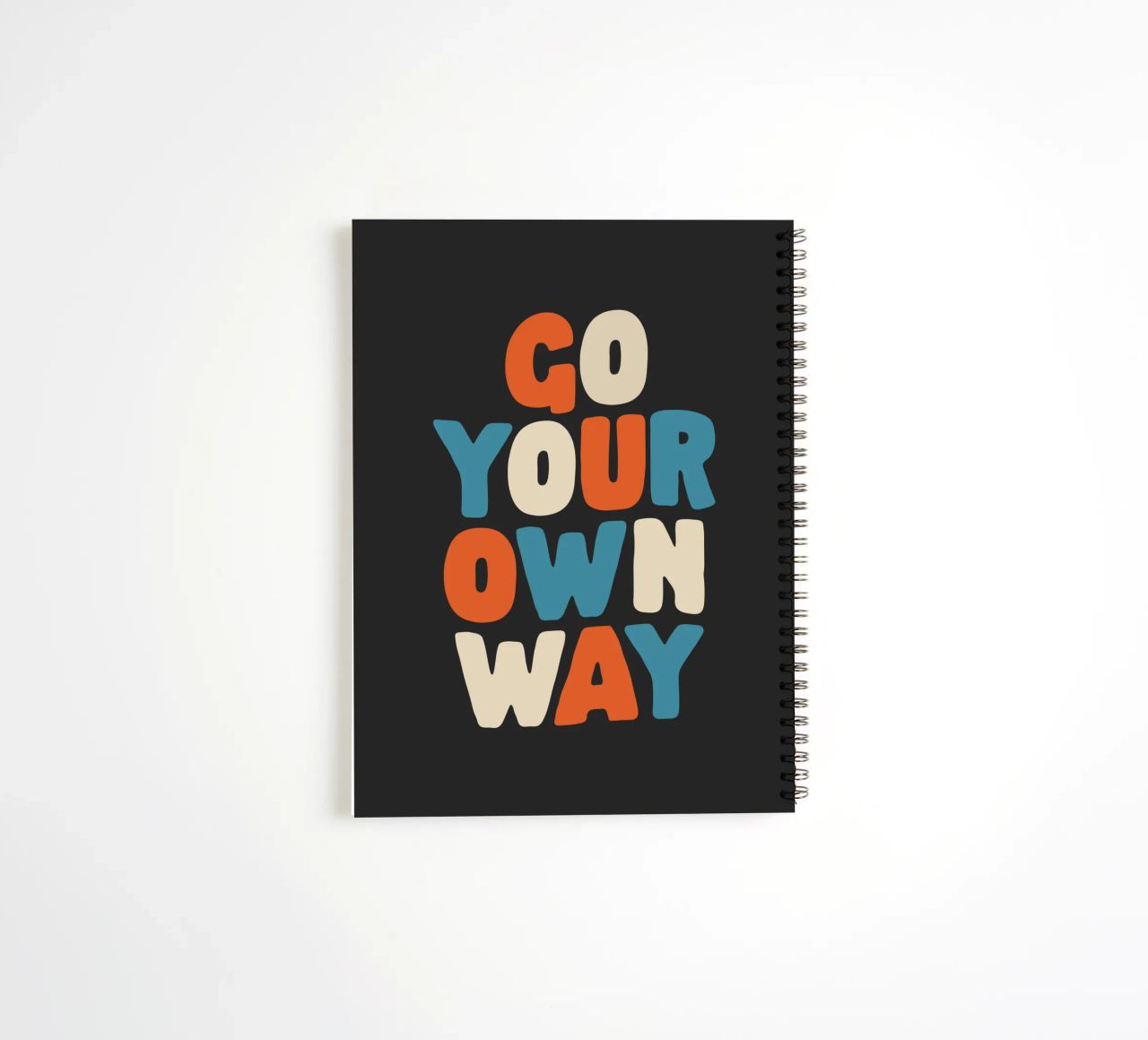 Stampa tipografica in grassetto "Go Your Own Way" Vibrante e colorato diario ad anelli da THE MOTIVATED TYPE