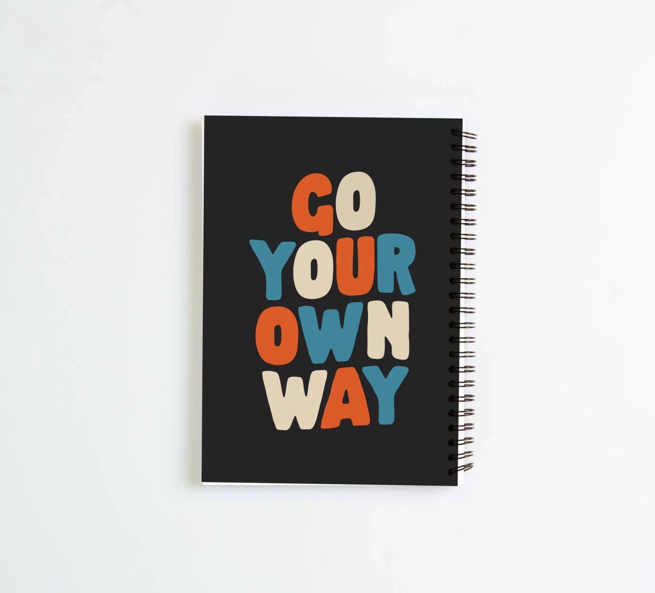 Stampa tipografica in grassetto "Go Your Own Way" Vibrante e colorato diario ad anelli da THE MOTIVATED TYPE
