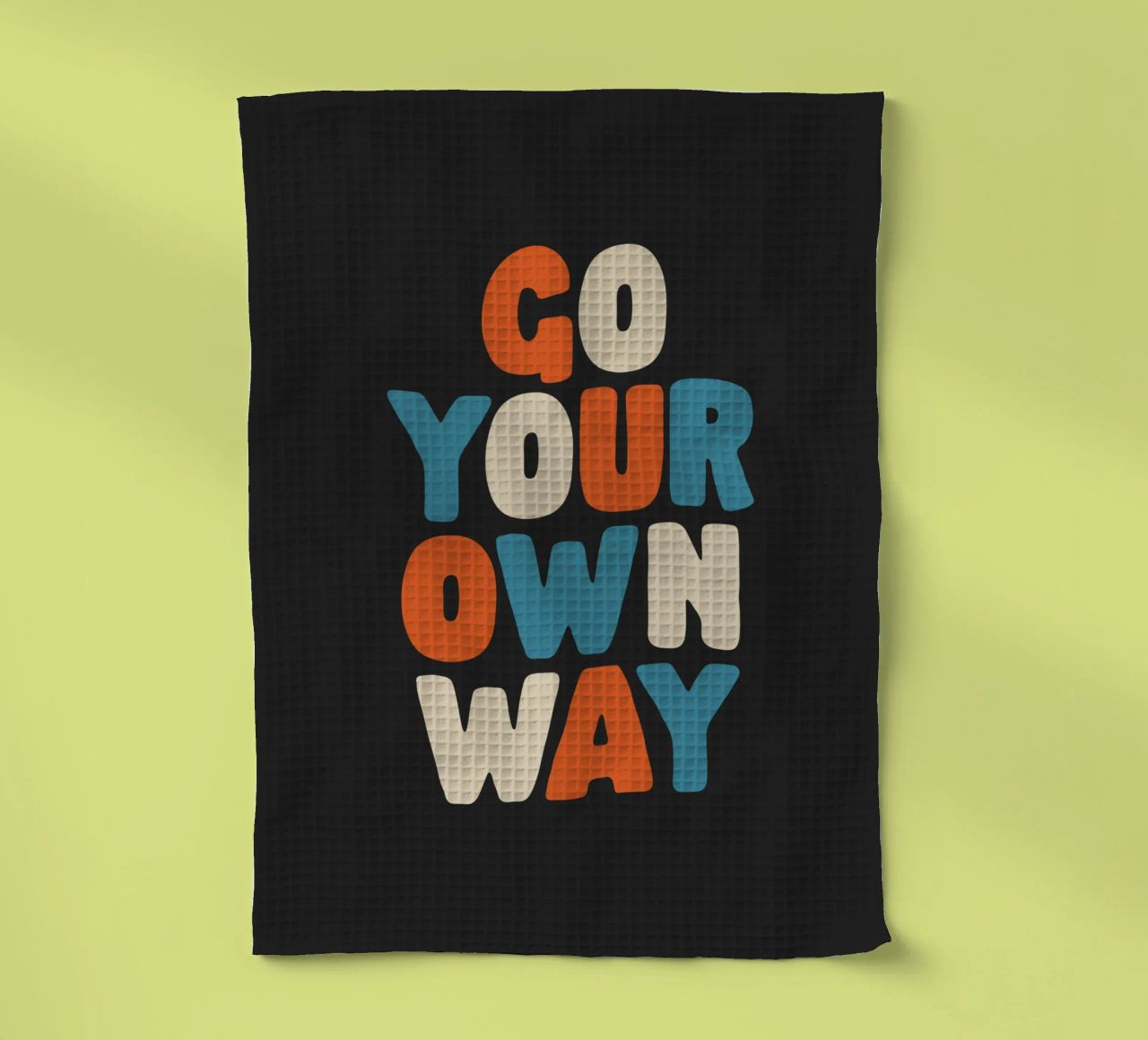 Go Your Own Way Vibrant Colourful Bold Typography Print (en anglais) torchon de THE MOTIVATED TYPE