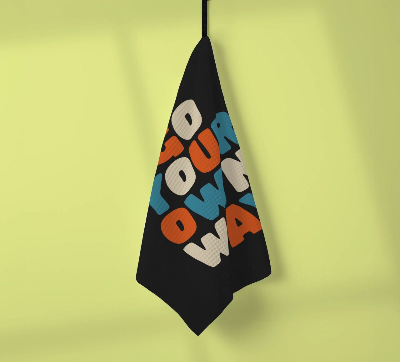 Go Your Own Way Vibrant Colourful Bold Typography Print (en anglais) torchon de THE MOTIVATED TYPE