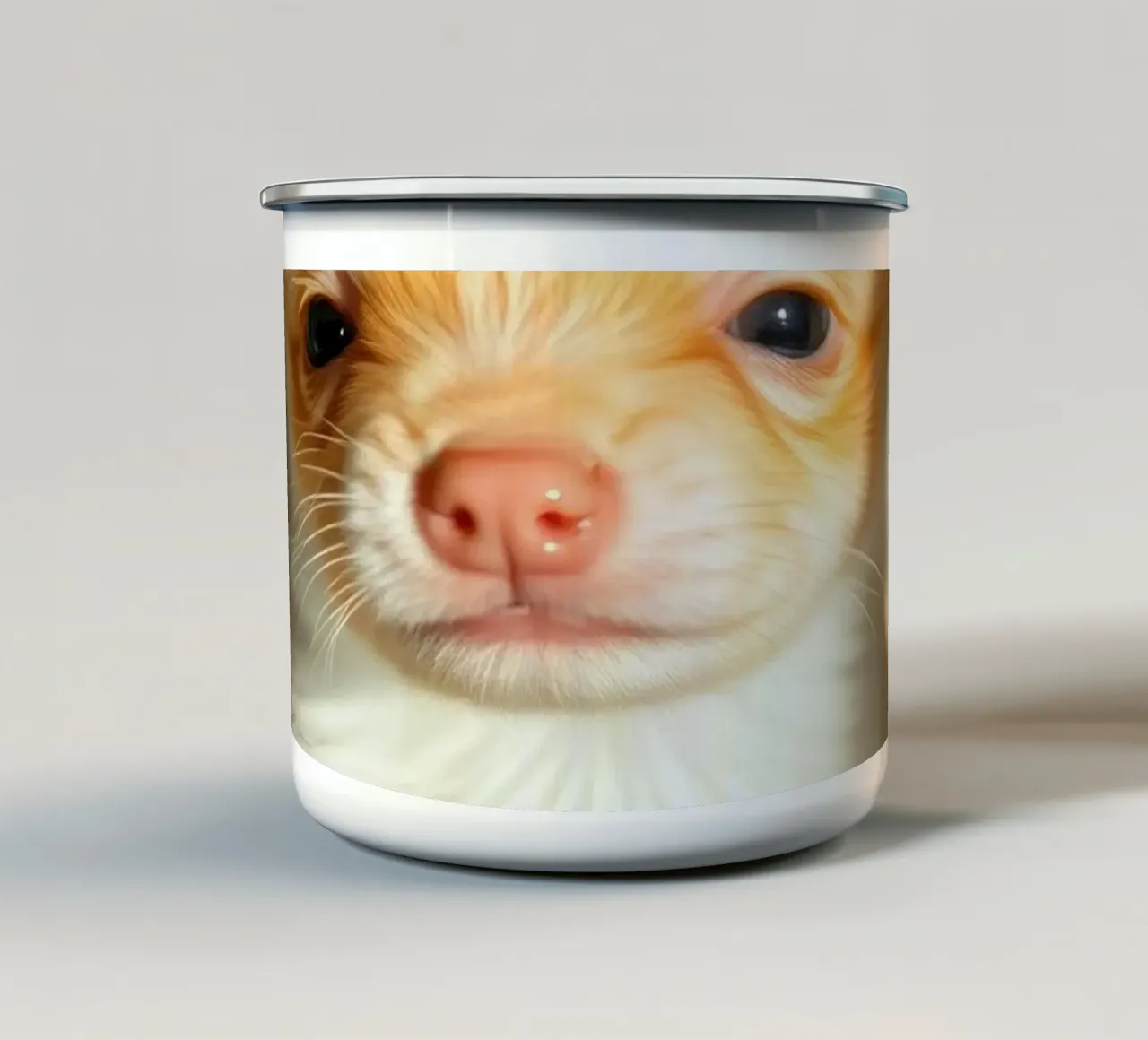 Carino il piccolo cucciolo dal pelo soffice seduto su una superficie illuminata tazza in smalto da DesignDoodle