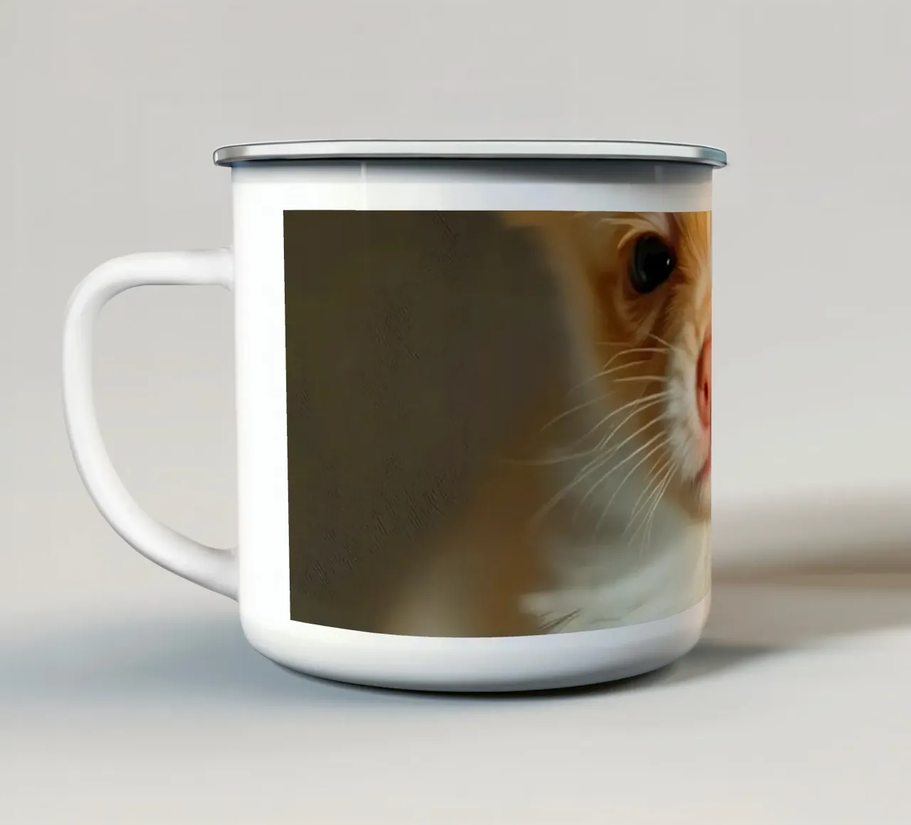 Carino il piccolo cucciolo dal pelo soffice seduto su una superficie illuminata tazza in smalto da DesignDoodle