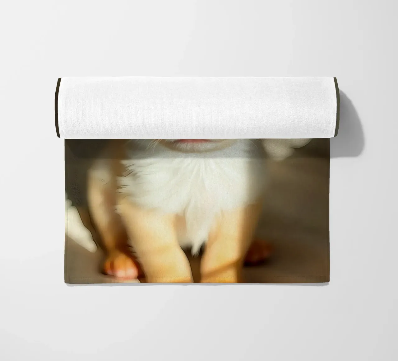 Carino il piccolo cucciolo dal pelo soffice seduto su una superficie illuminata telo mare da DesignDoodle