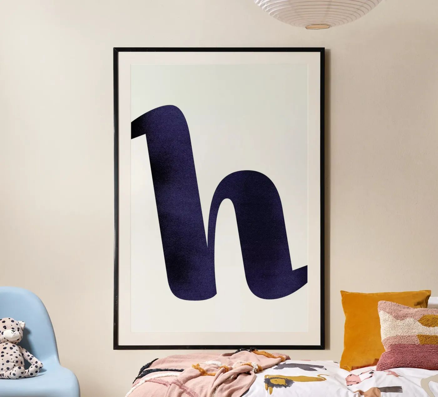 Navy H poster van petiteCAPS