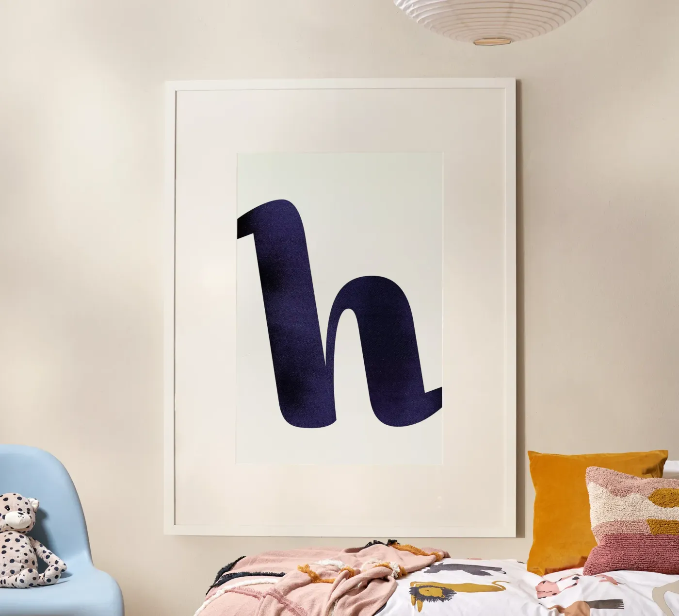 Navy H poster van petiteCAPS