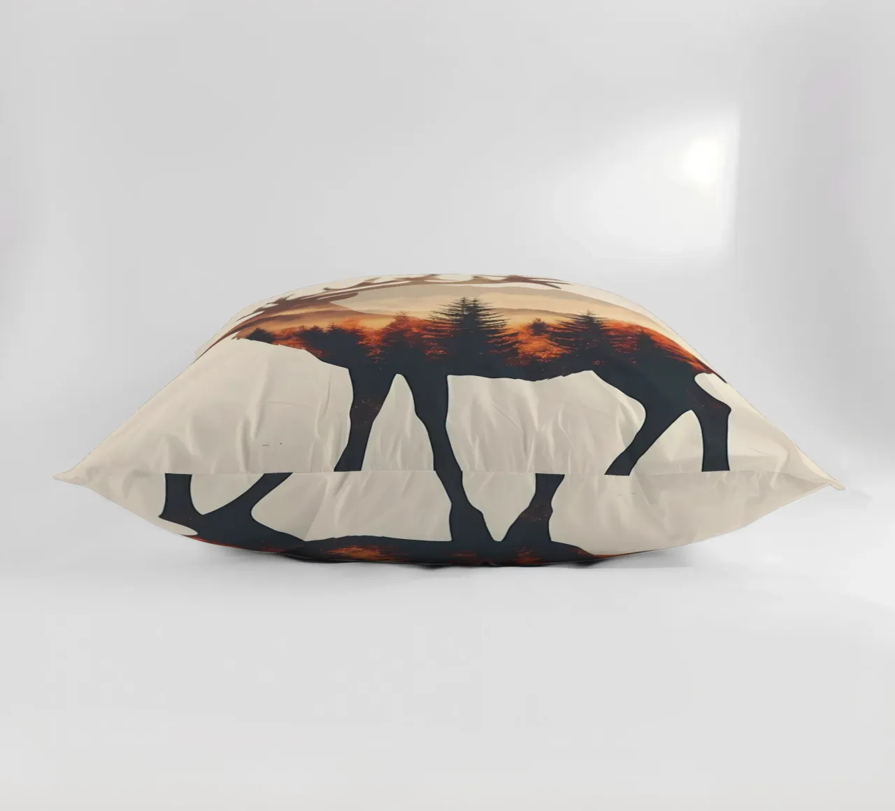 Sagoma di cervo con foresta cuscino da Ginnery