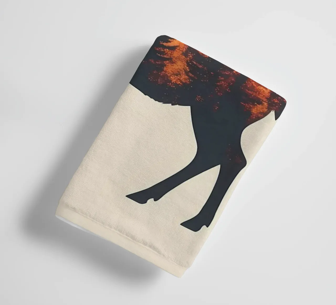 Sagoma di cervo con foresta asciugamano da bagno da Ginnery