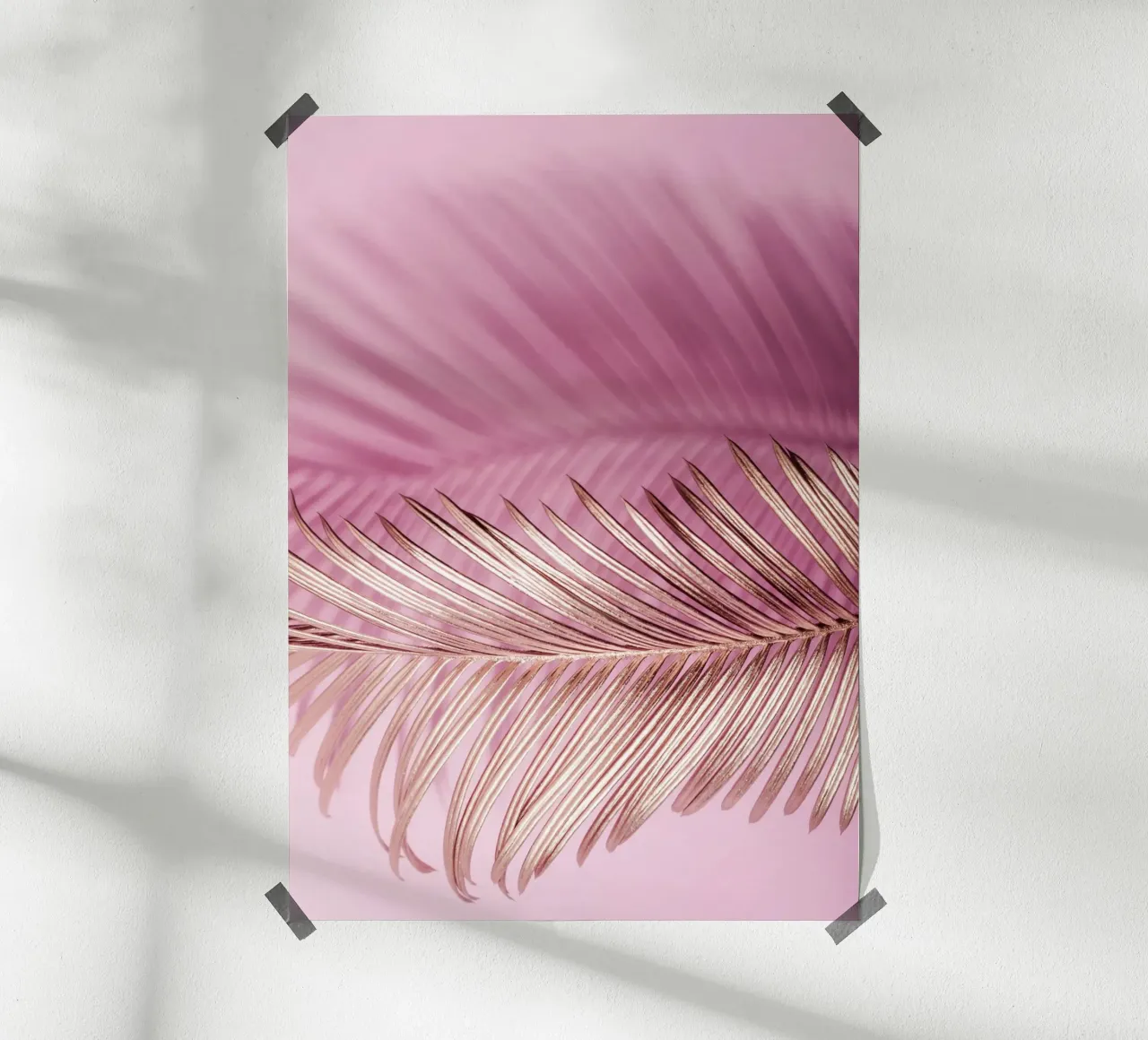 Foglia d'oro su sfondo rosa poster con telaio in plastica da Yaso Design & Art