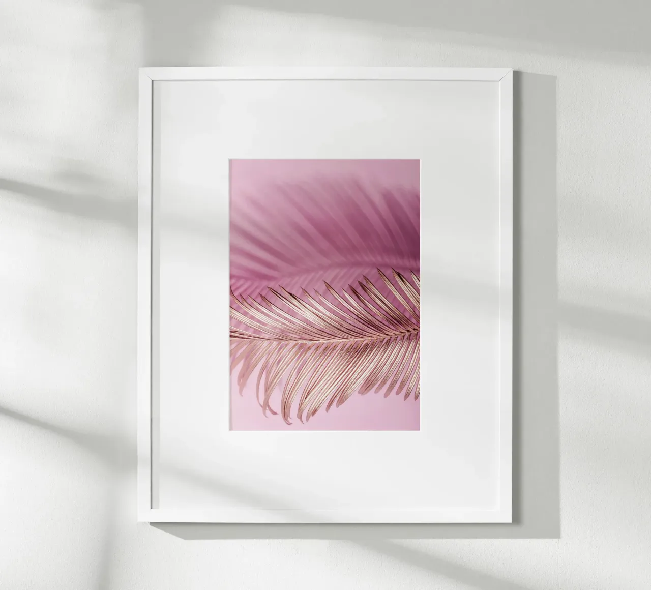Foglia d'oro su sfondo rosa poster con telaio in plastica da Yaso Design & Art