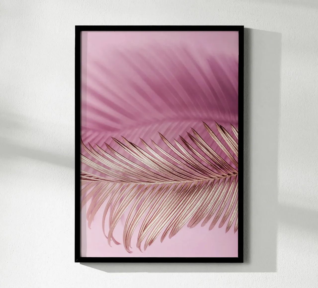 Foglia d'oro su sfondo rosa poster con telaio in plastica da Yaso Design & Art