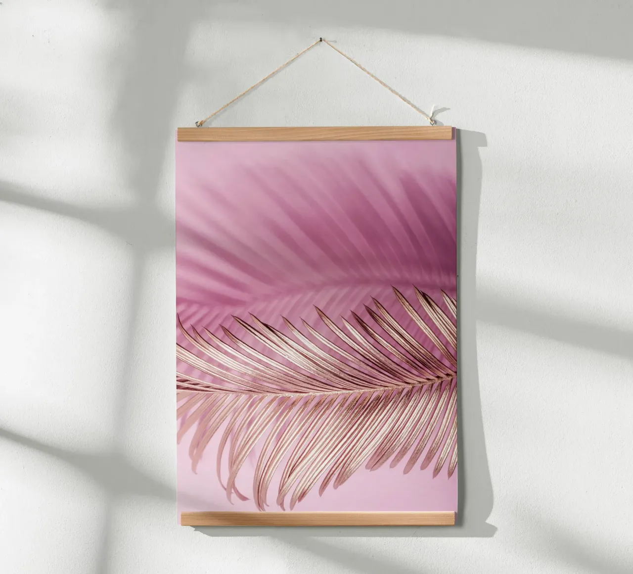 Foglia d'oro su sfondo rosa poster con telaio in plastica da Yaso Design & Art
