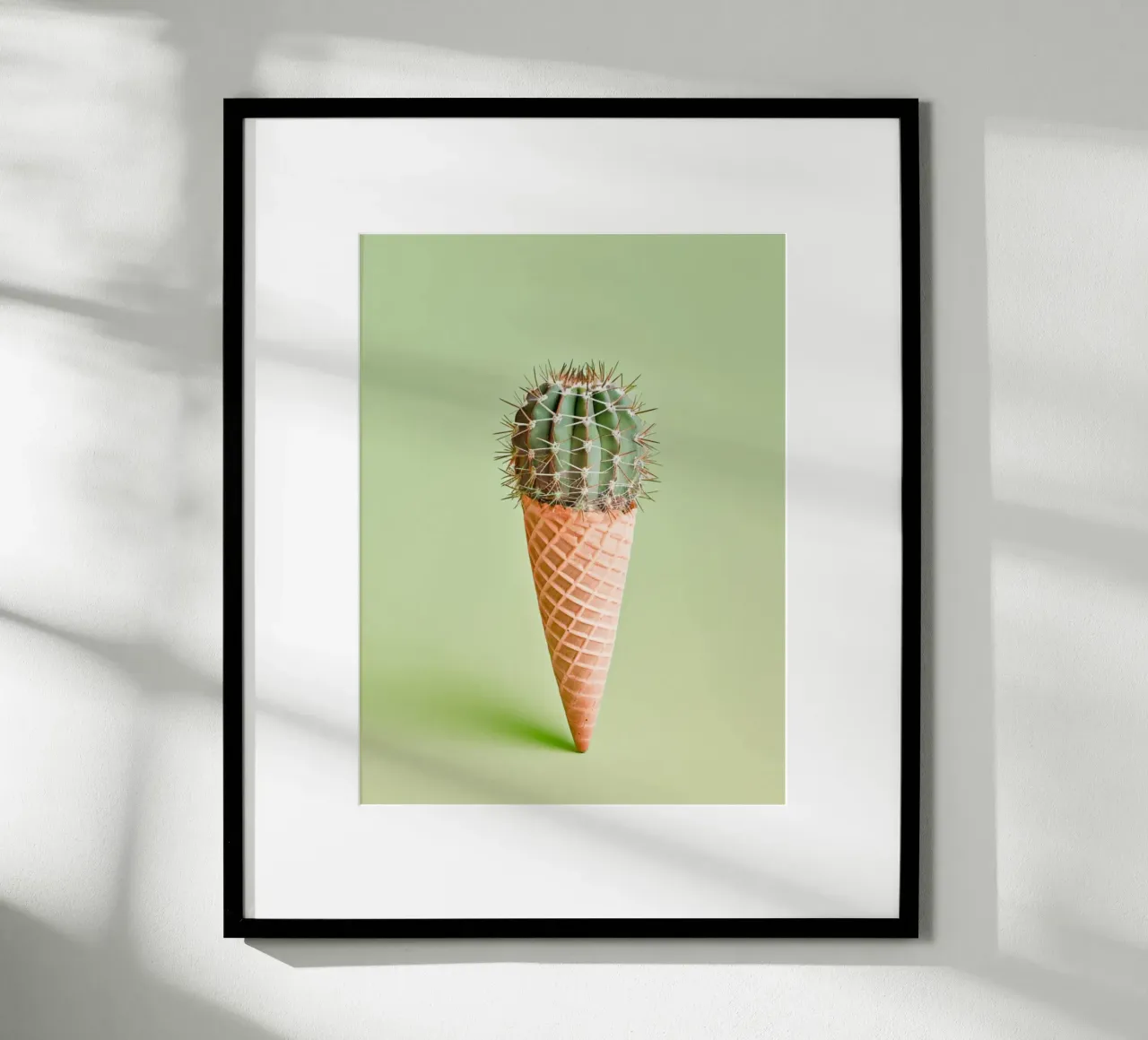 Cono gelato con cactus verde poster con telaio in plastica da Yaso Design & Art