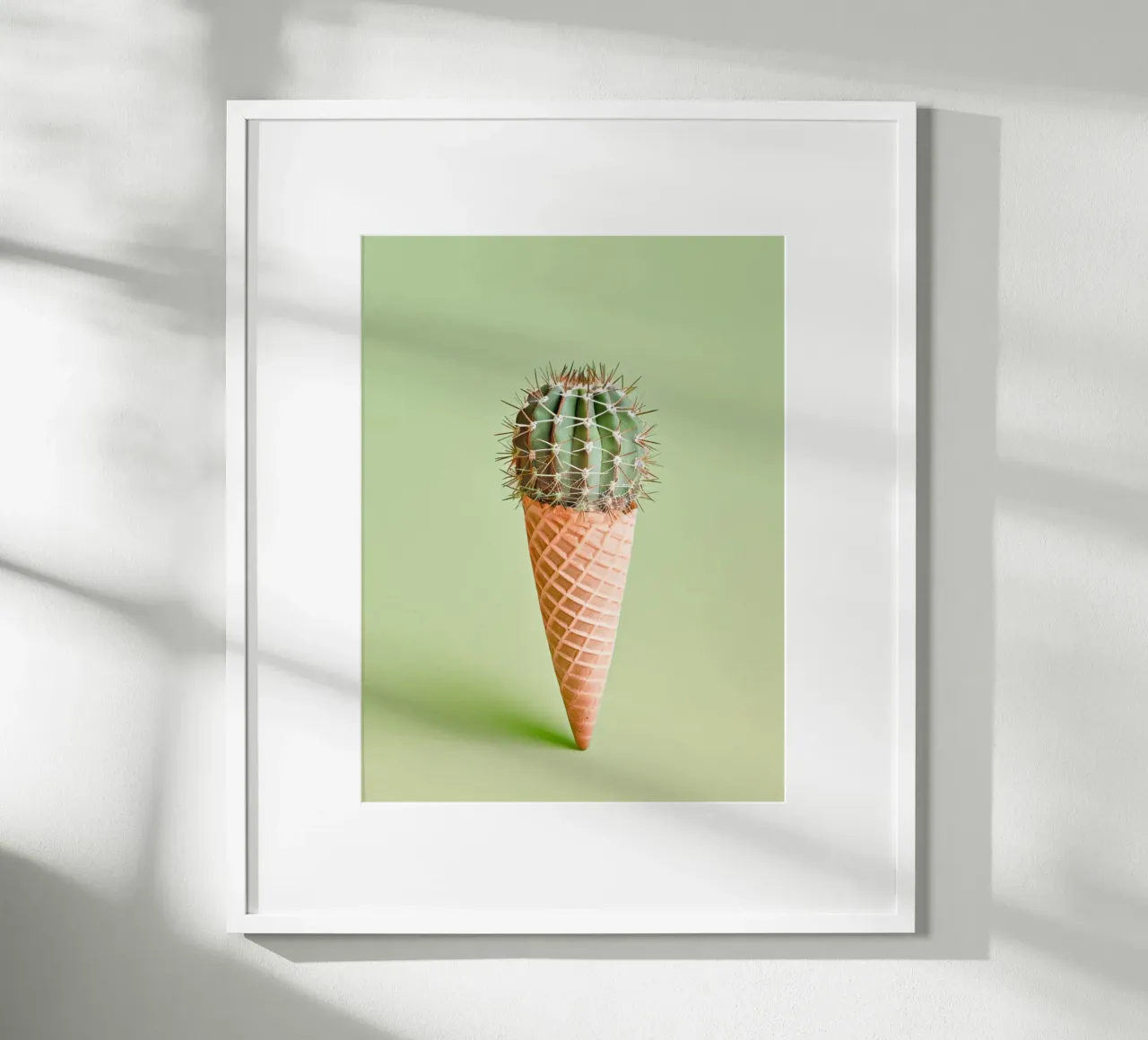 Cono gelato con cactus verde poster con telaio in plastica da Yaso Design & Art