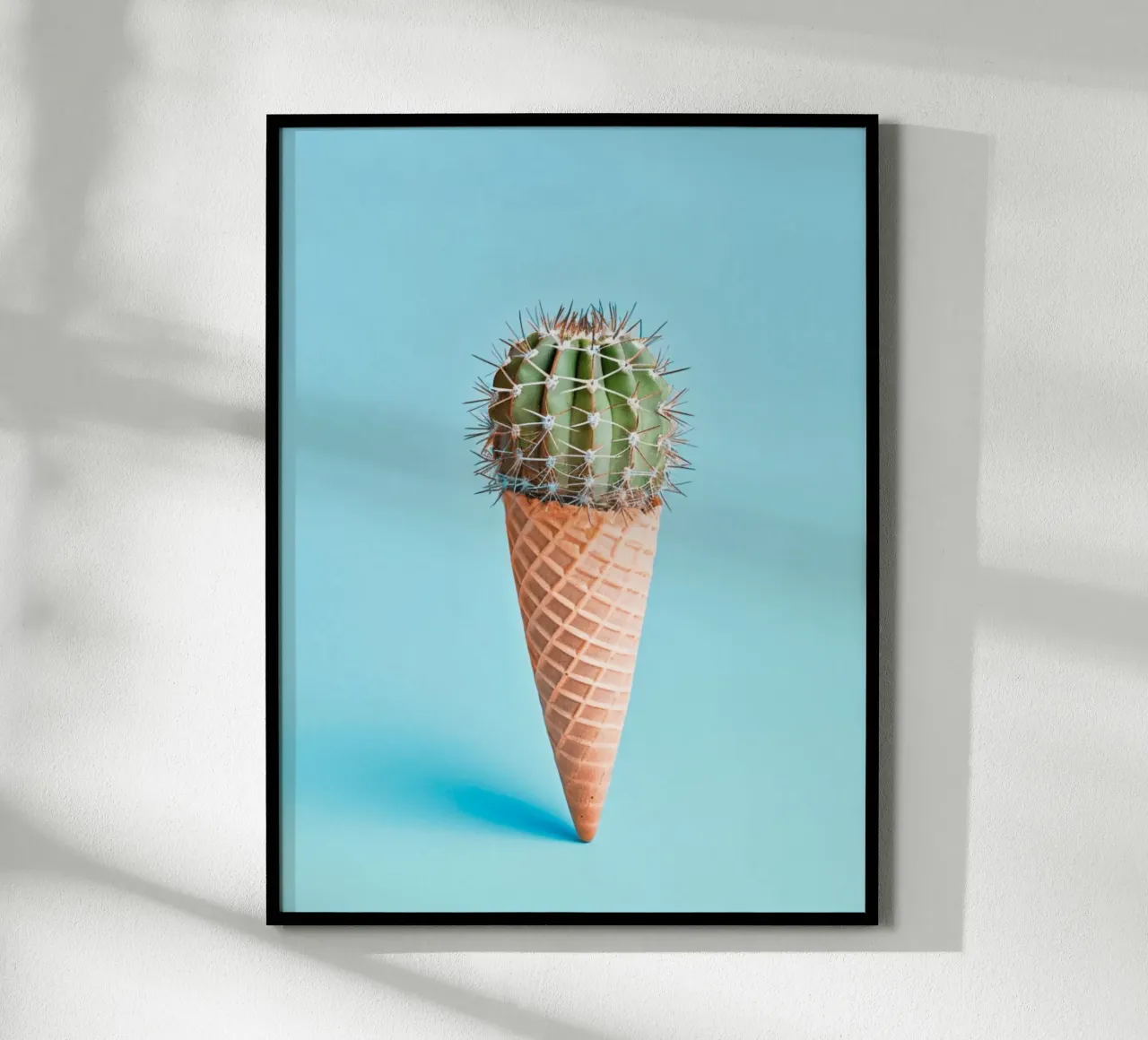 Cono gelato con cactus blu chiaro poster con telaio in legno da Yaso Design & Art