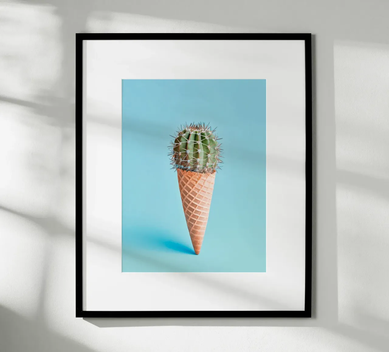Cono gelato con cactus blu chiaro poster con telaio in legno da Yaso Design & Art