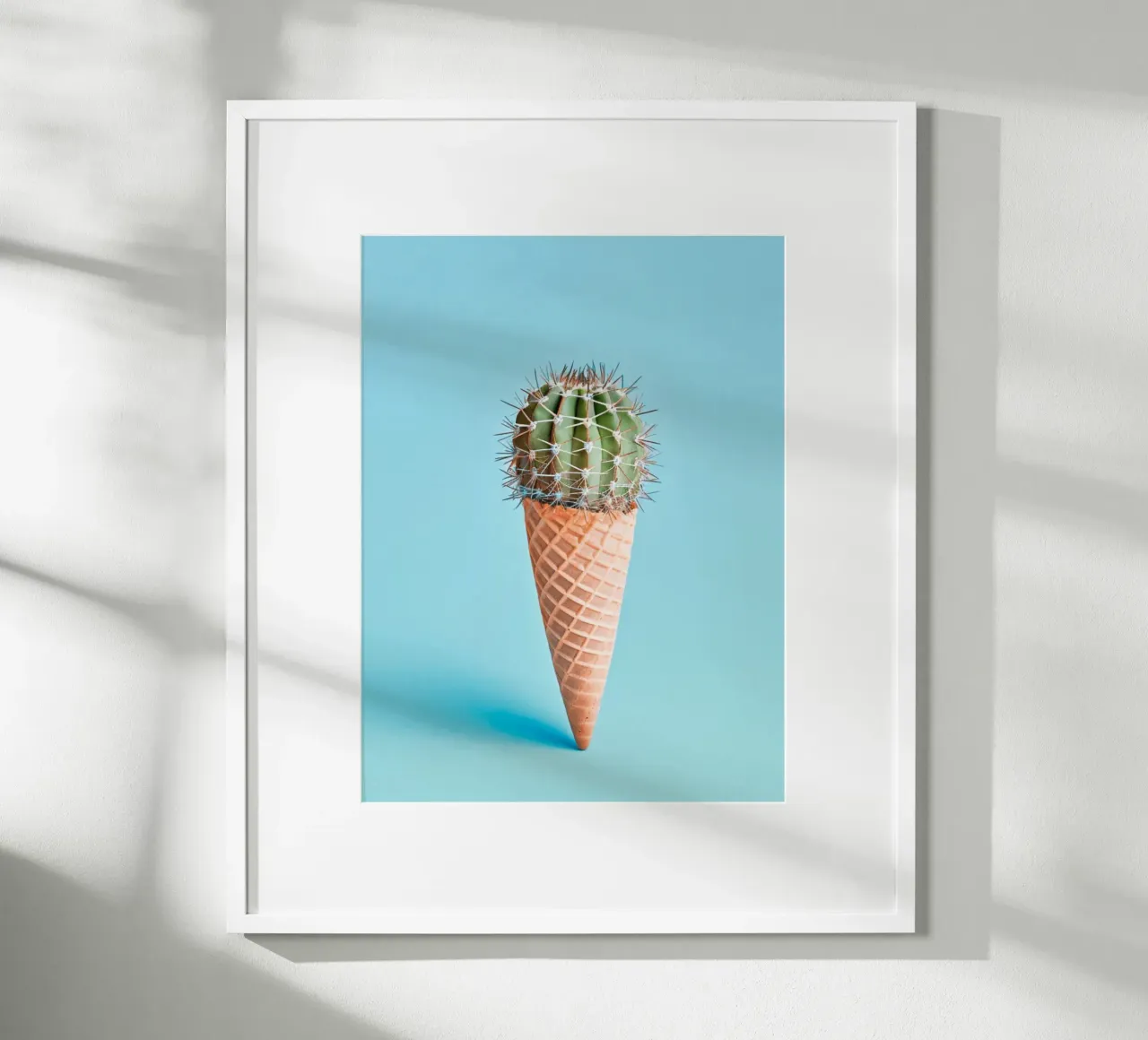 Cono gelato con cactus blu chiaro poster con telaio in legno da Yaso Design & Art