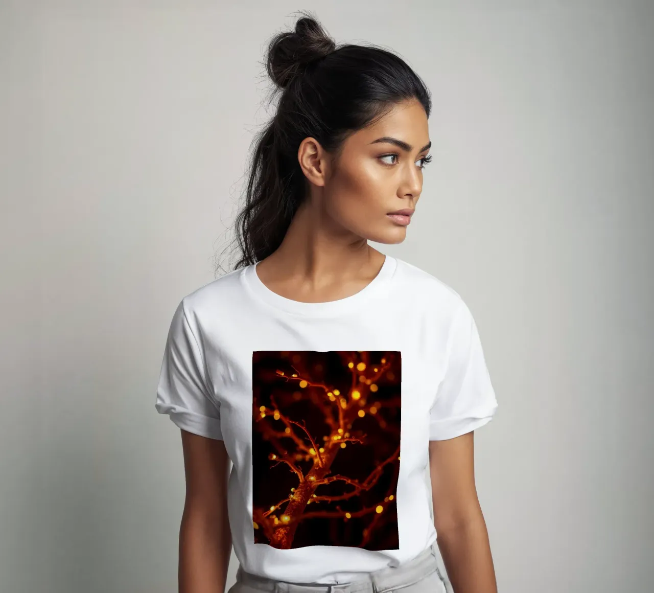 Lo scintillio delle luci calde su un ramo dell'albero crea un'atmosfera accogliente t-shirt da DesignDoodle