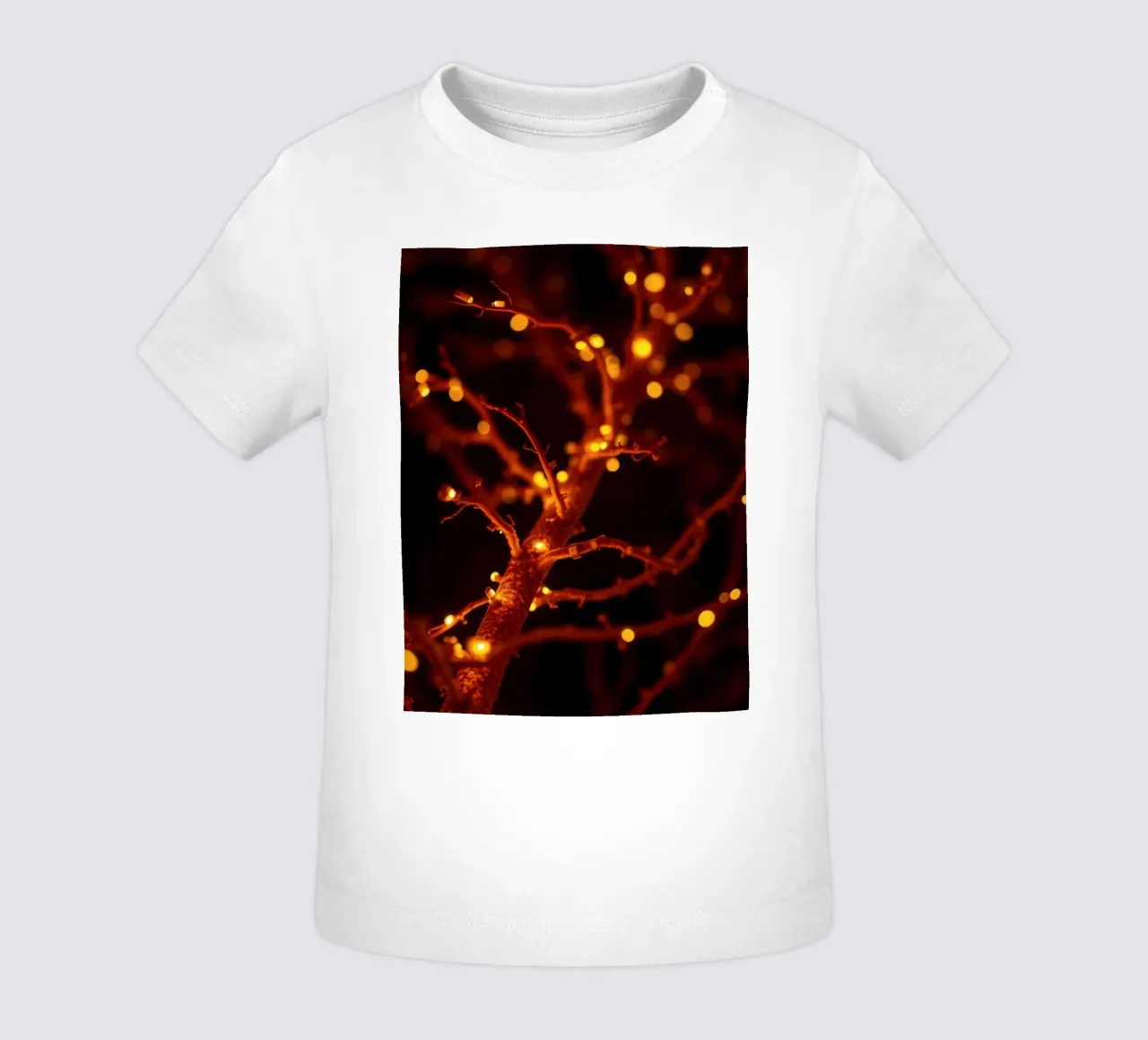 Lo scintillio delle luci calde su un ramo dell'albero crea un'atmosfera accogliente maglietta neonato da DesignDoodle