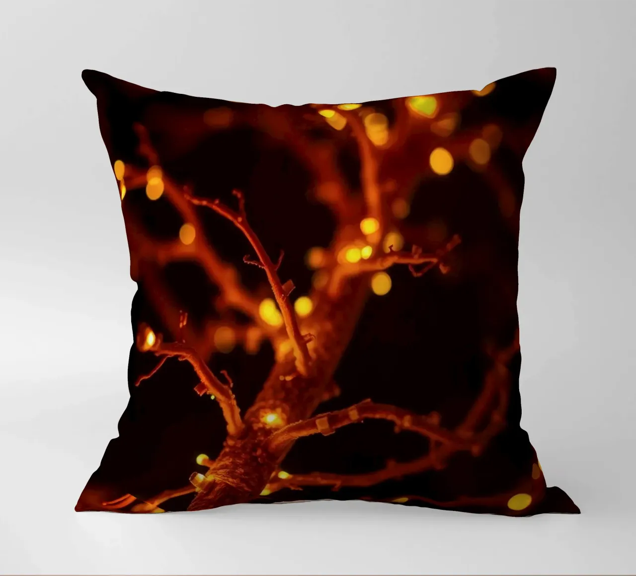 Lo scintillio delle luci calde su un ramo dell'albero crea un'atmosfera accogliente cuscino da DesignDoodle