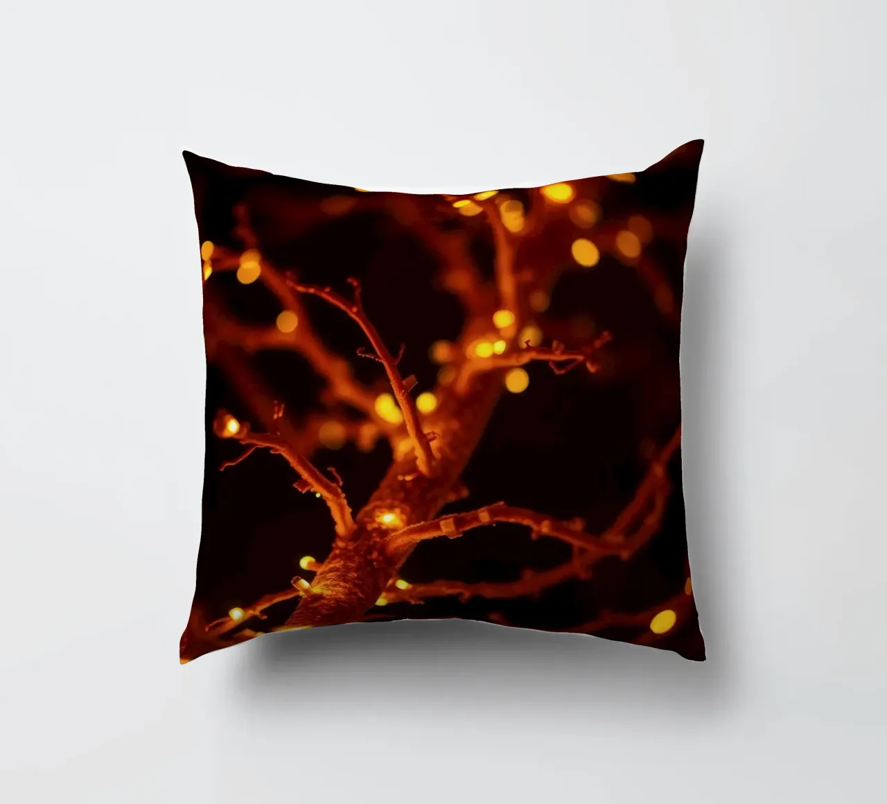 Lo scintillio delle luci calde su un ramo dell'albero crea un'atmosfera accogliente cuscino da DesignDoodle