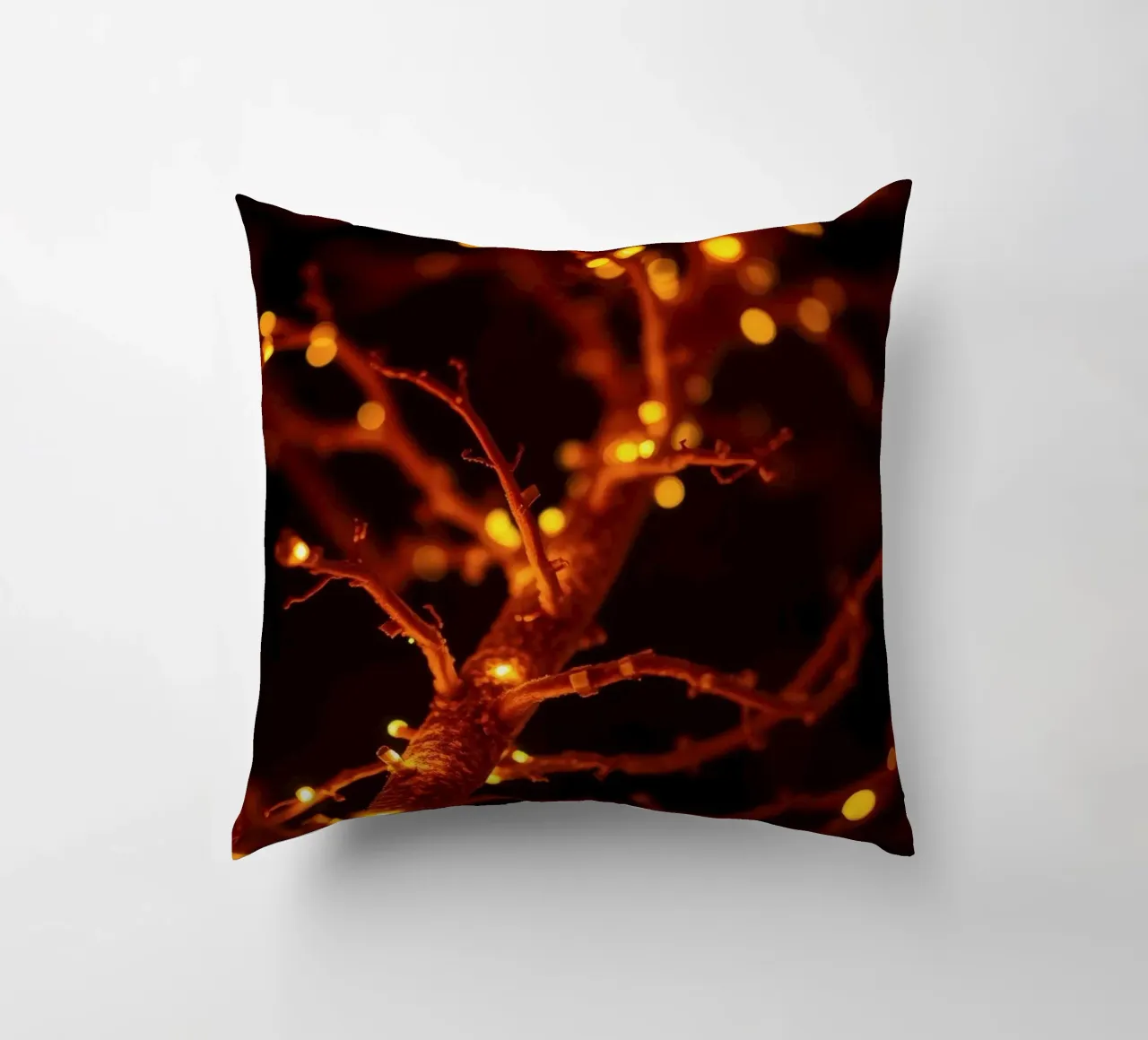 Lo scintillio delle luci calde su un ramo dell'albero crea un'atmosfera accogliente cuscino da DesignDoodle