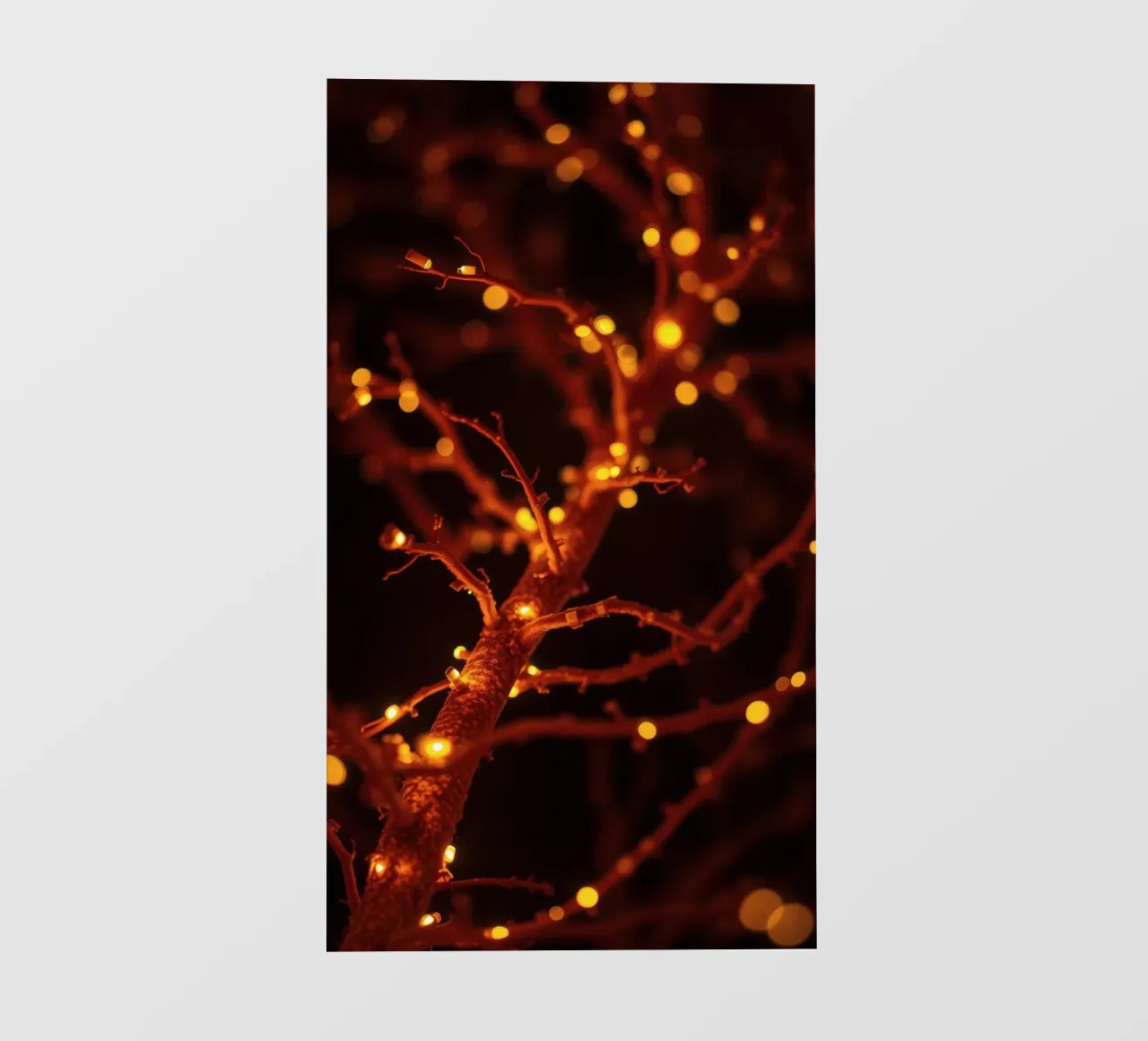 Lo scintillio delle luci calde su un ramo dell'albero crea un'atmosfera accogliente telo in pvc da DesignDoodle