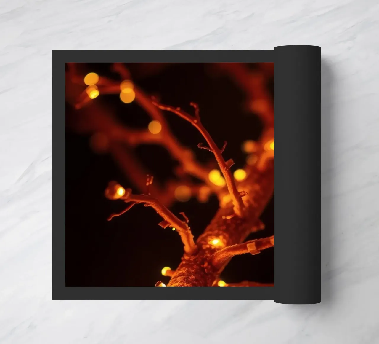 Lo scintillio delle luci calde su un ramo dell'albero crea un'atmosfera accogliente zerbino da DesignDoodle