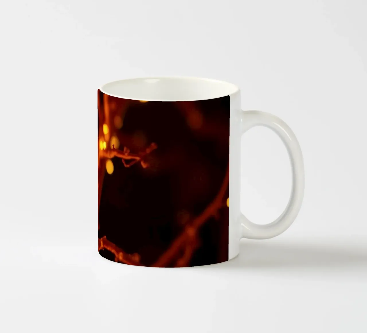 Lo scintillio delle luci calde su un ramo dell'albero crea un'atmosfera accogliente tazza in ceramica da DesignDoodle