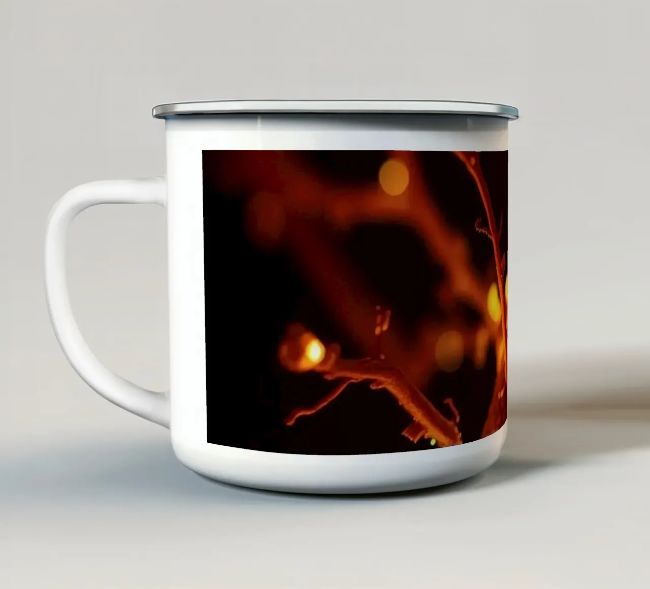 Lo scintillio delle luci calde su un ramo dell'albero crea un'atmosfera accogliente tazza in smalto da DesignDoodle