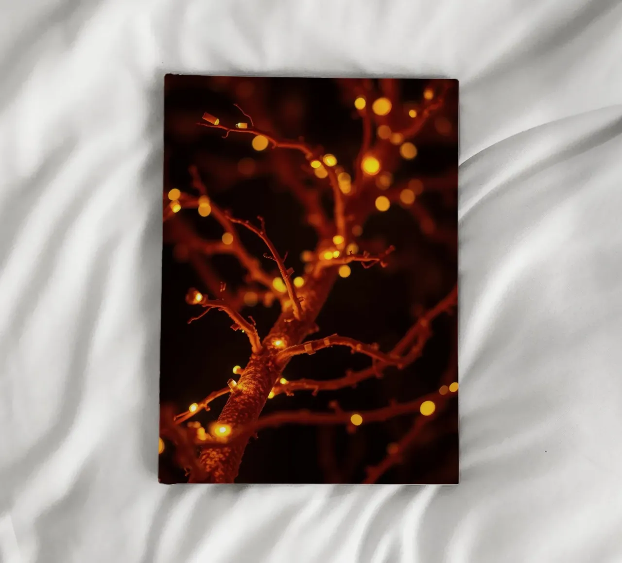 Glitzernde, warme Lichter an einem Baumzweig schaffen ein gemütliches Ambiente Notizbuch von DesignDoodle