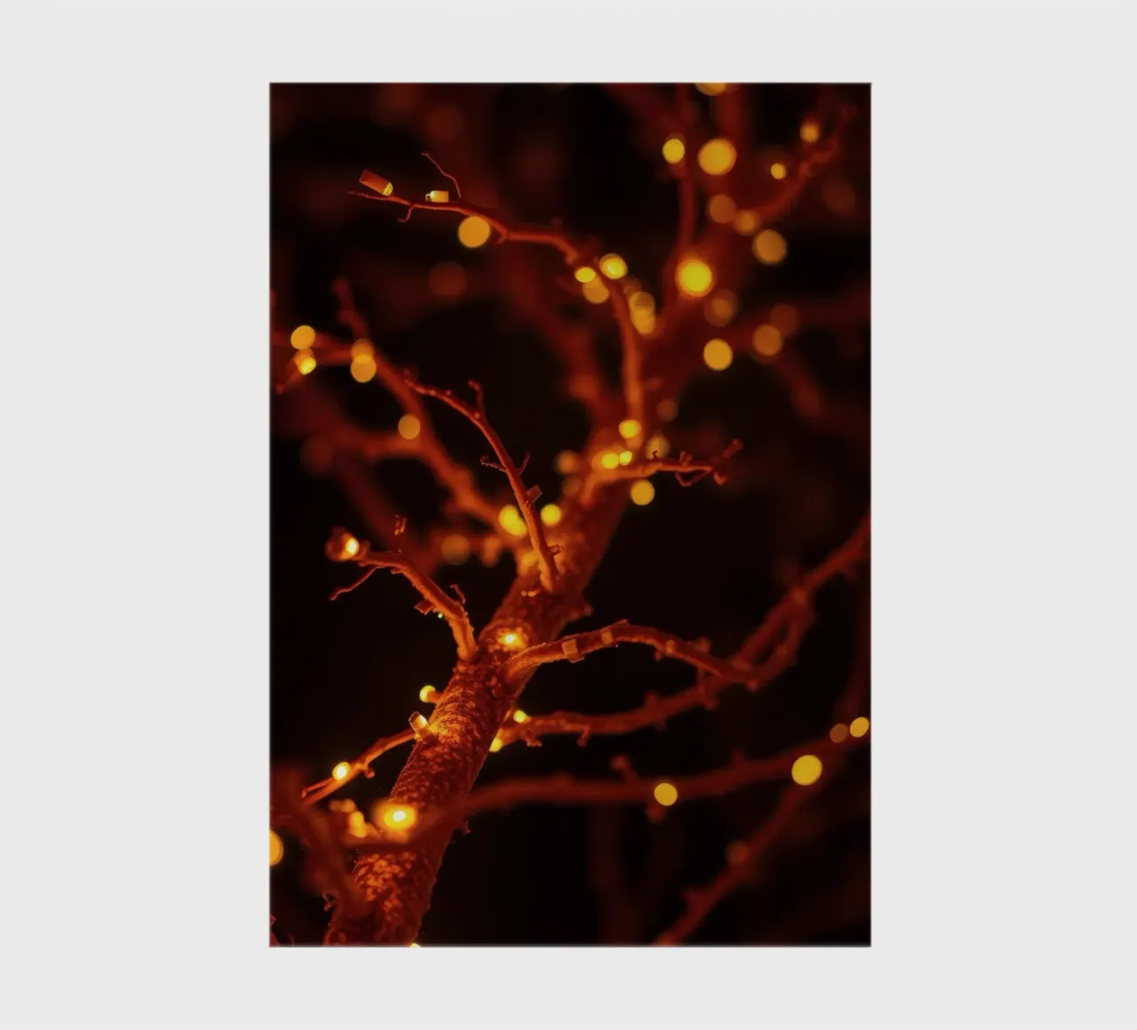 Glitzernde, warme Lichter an einem Baumzweig schaffen ein gemütliches Ambiente Notizbuch von DesignDoodle