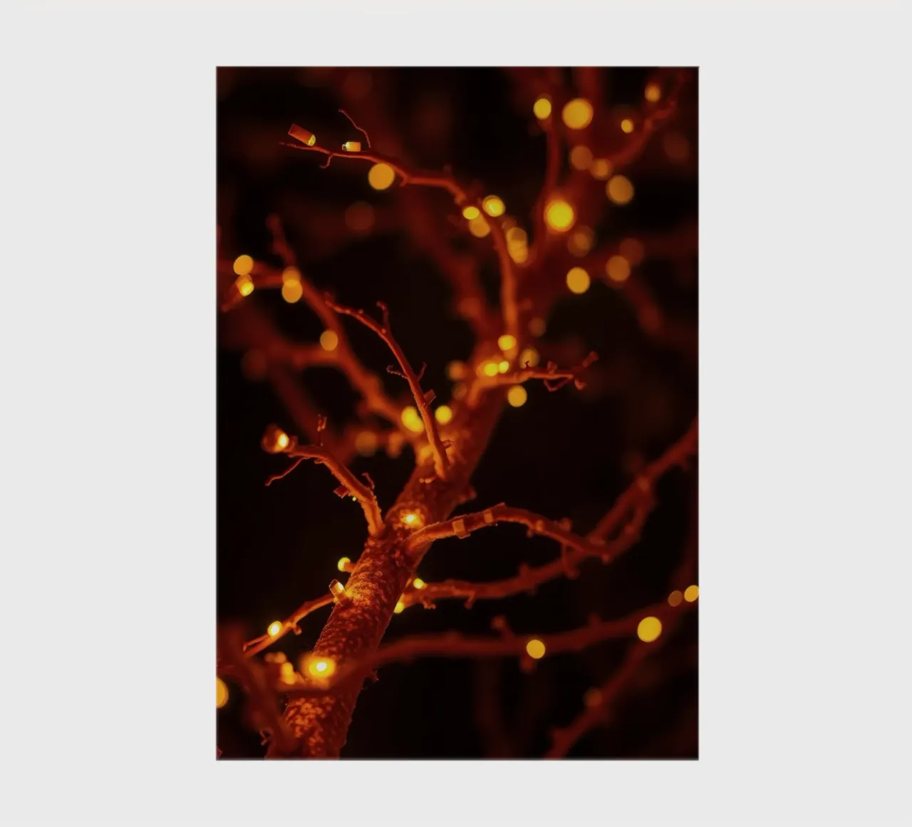 Glitzernde, warme Lichter an einem Baumzweig schaffen ein gemütliches Ambiente Notizbuch von DesignDoodle