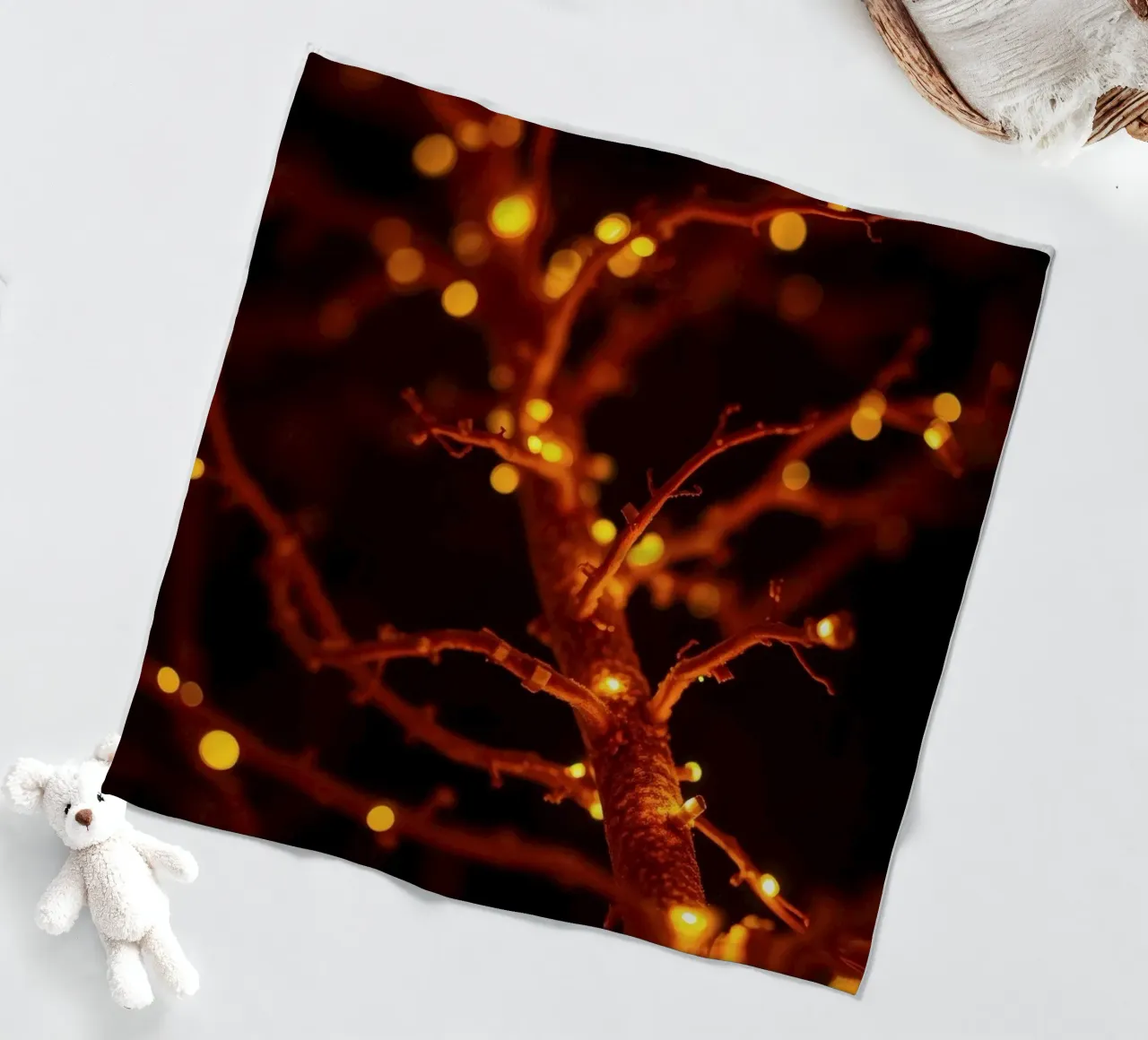 Lo scintillio delle luci calde su un ramo dell'albero crea un'atmosfera accogliente coperta in pile da DesignDoodle