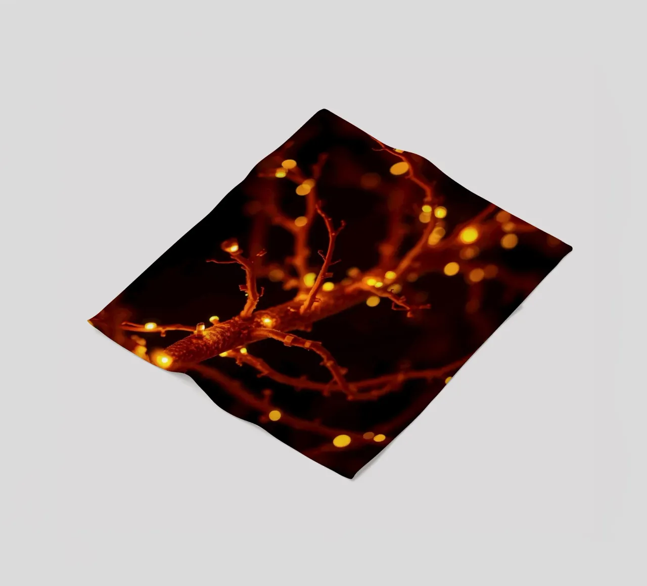Lo scintillio delle luci calde su un ramo dell'albero crea un'atmosfera accogliente coperta in pile da DesignDoodle