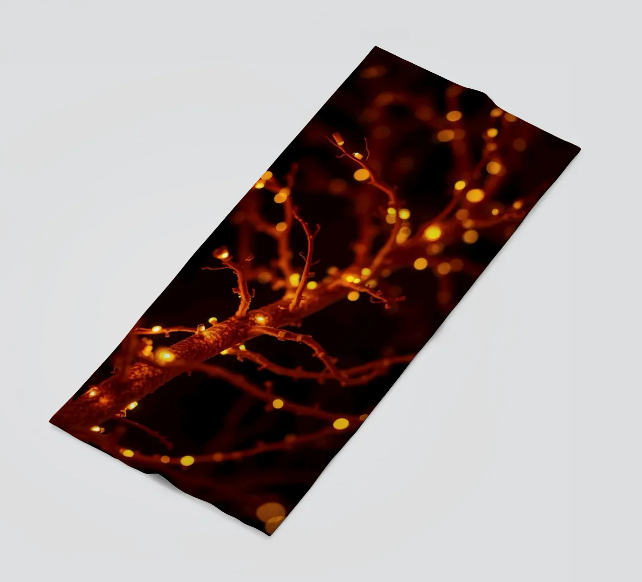Lo scintillio delle luci calde su un ramo dell'albero crea un'atmosfera accogliente telo mare da DesignDoodle