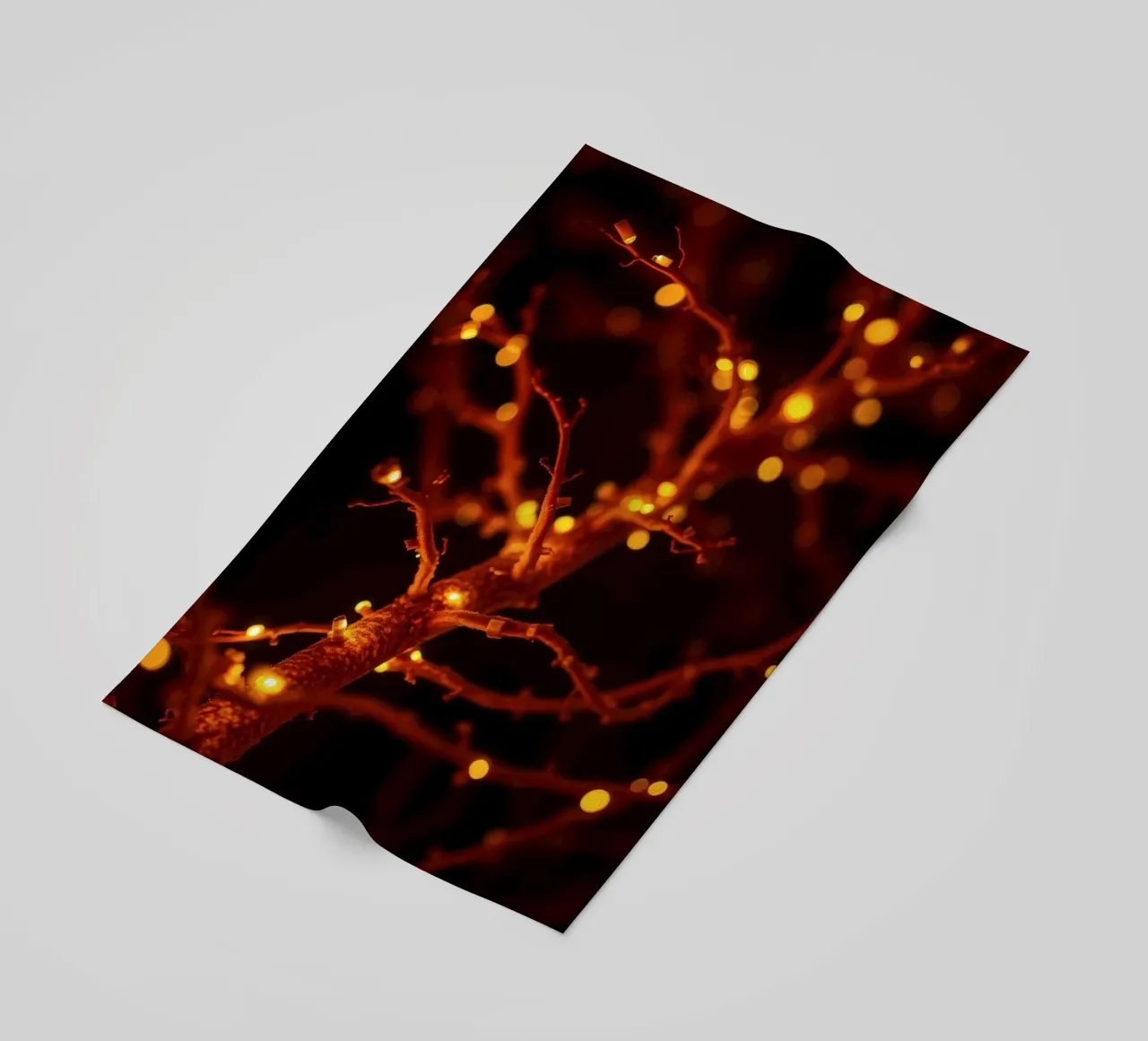 Lo scintillio delle luci calde su un ramo dell'albero crea un'atmosfera accogliente telo mare da DesignDoodle